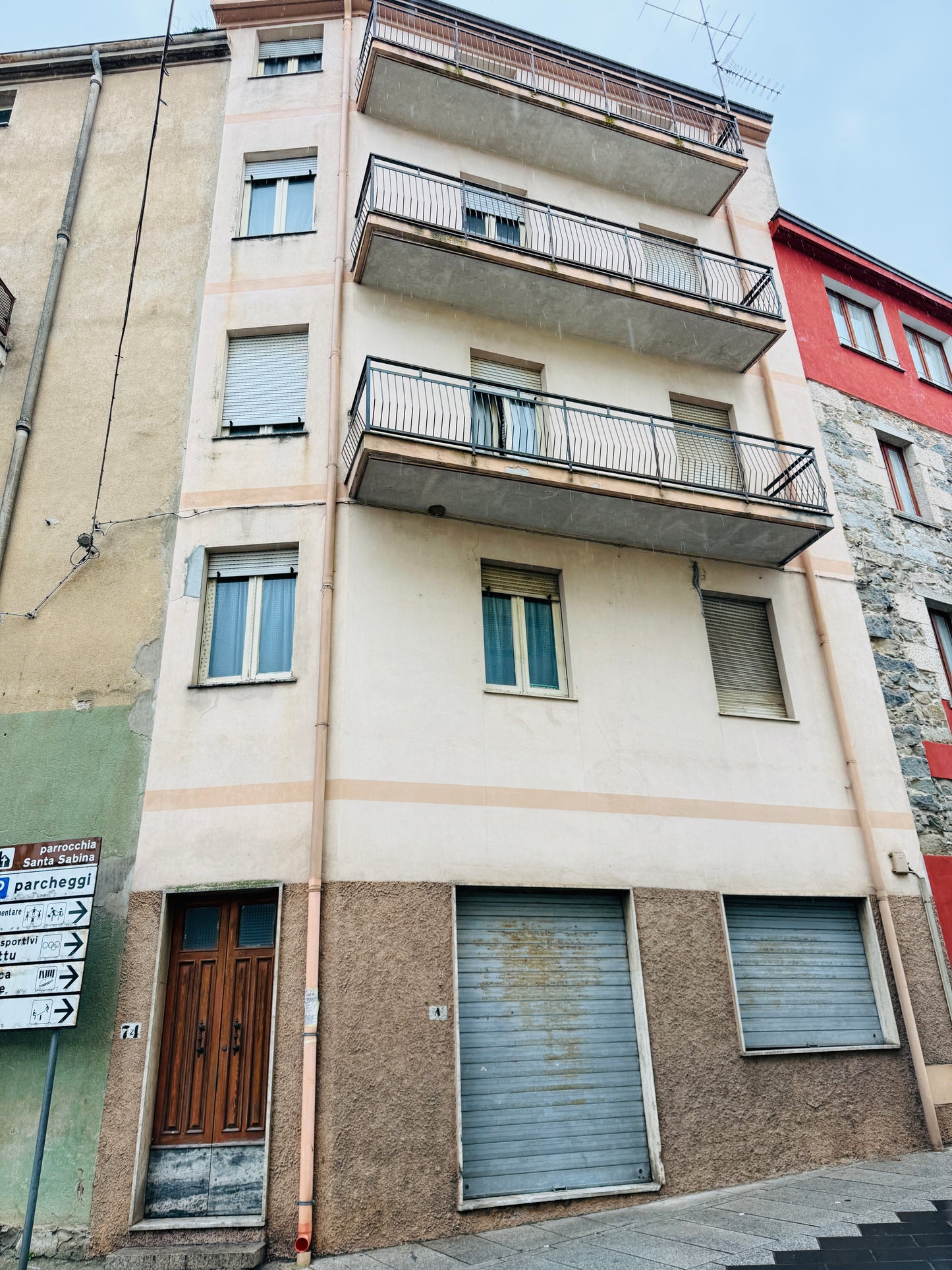 Townhouse with potential in the heart of the village