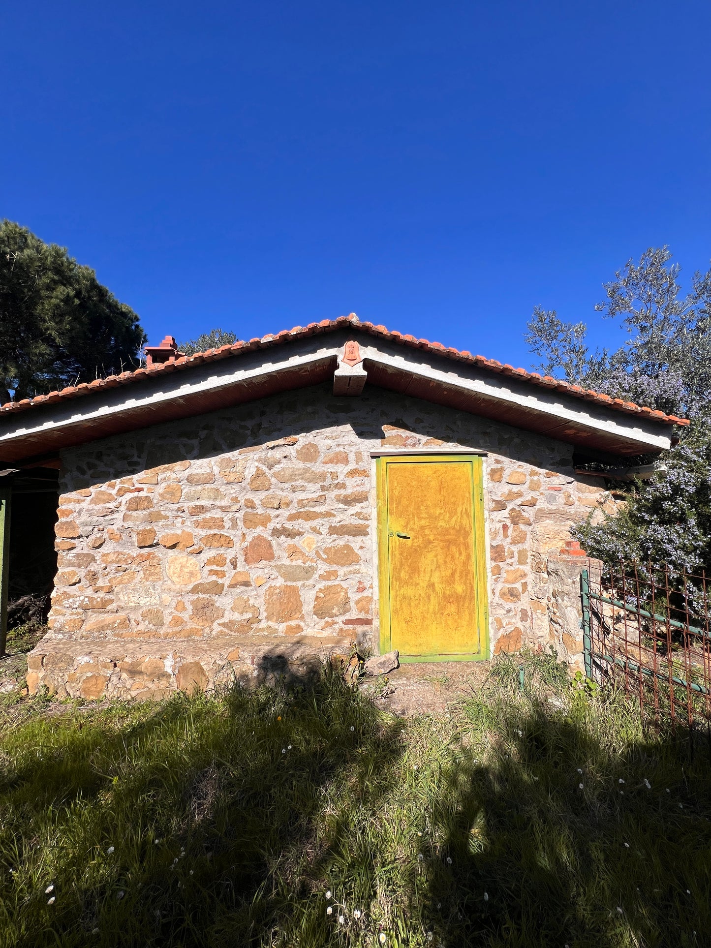 Land with annex in stone