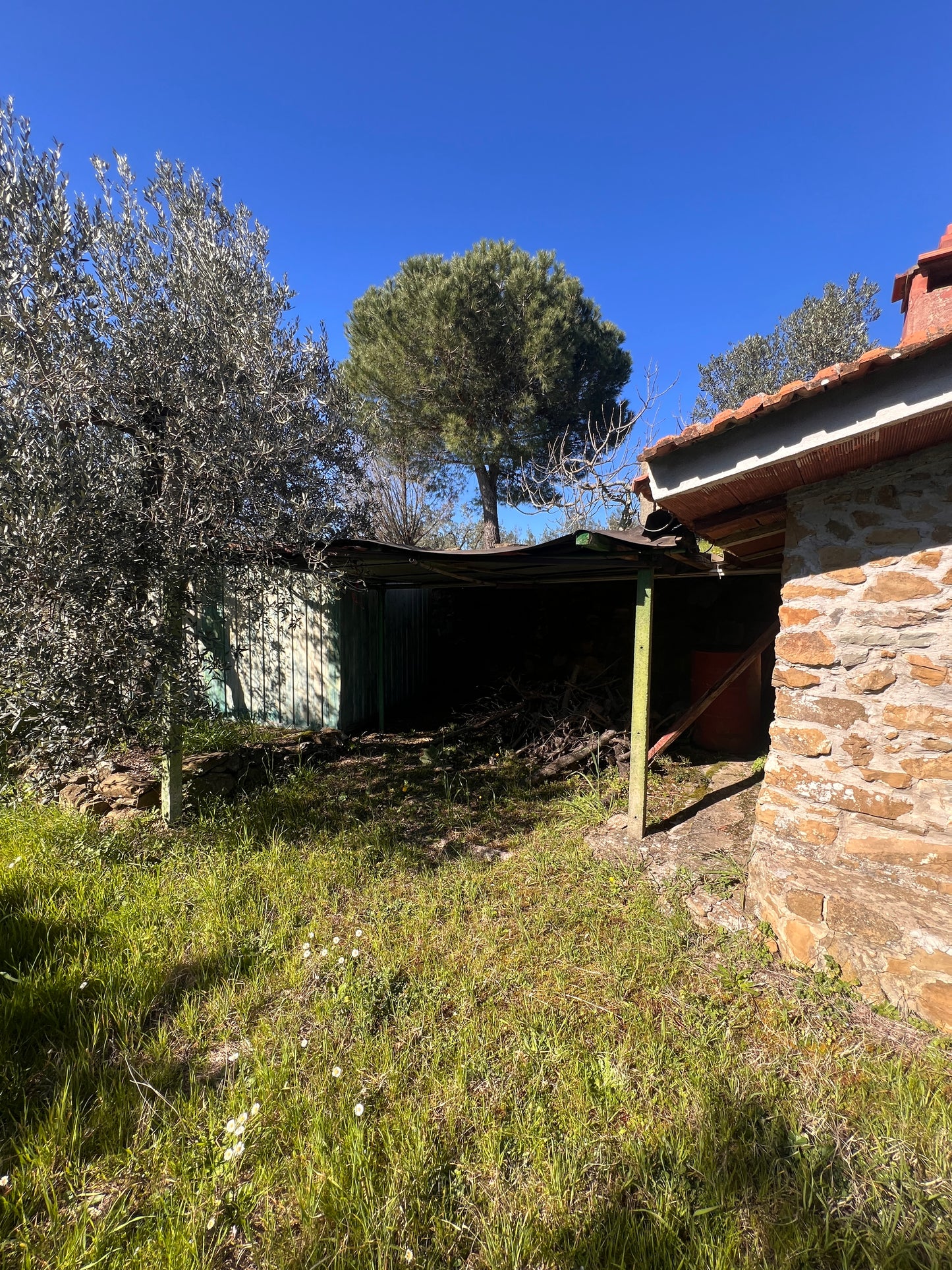 Land with annex in stone