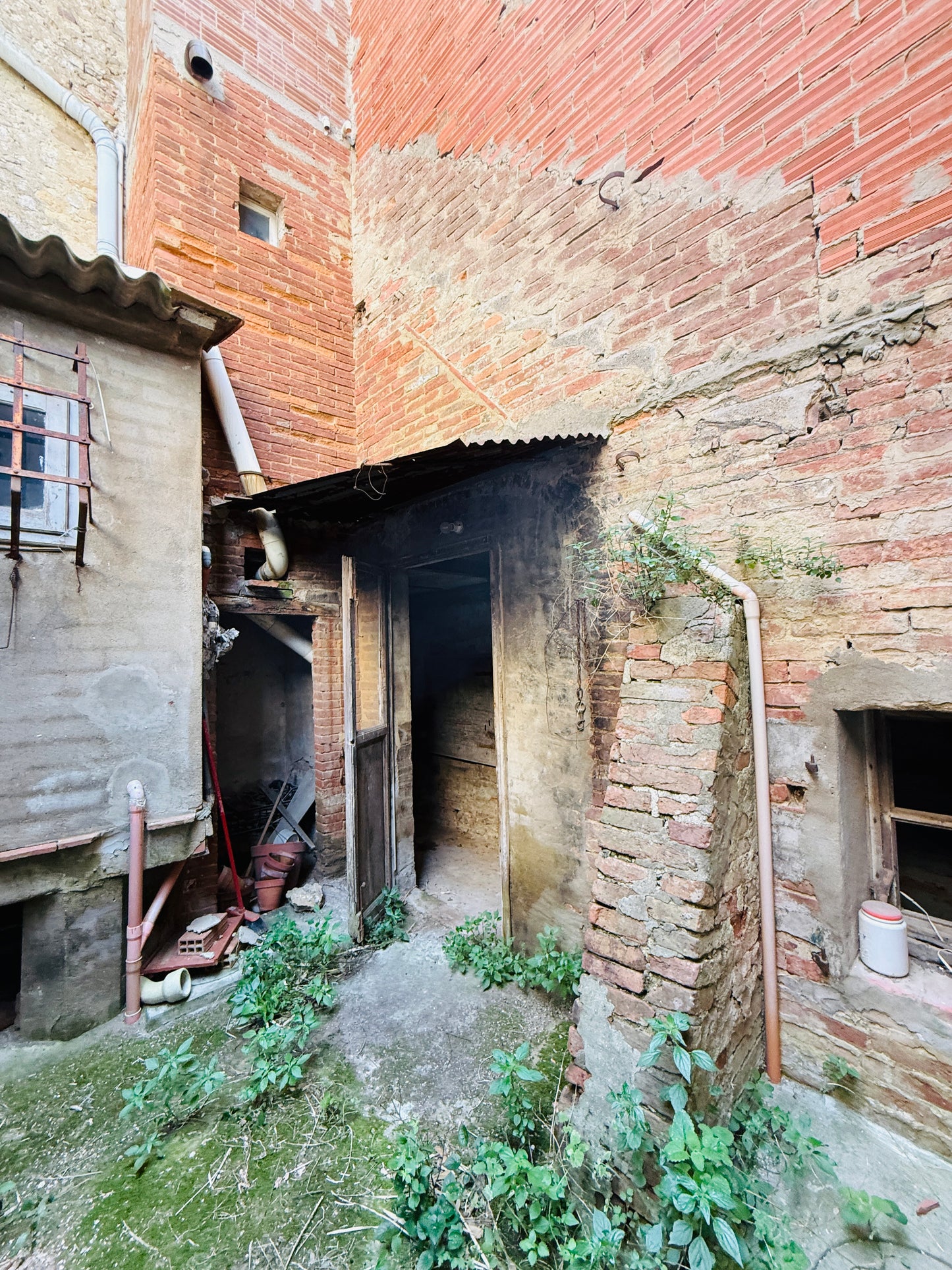 House in the village to renovate