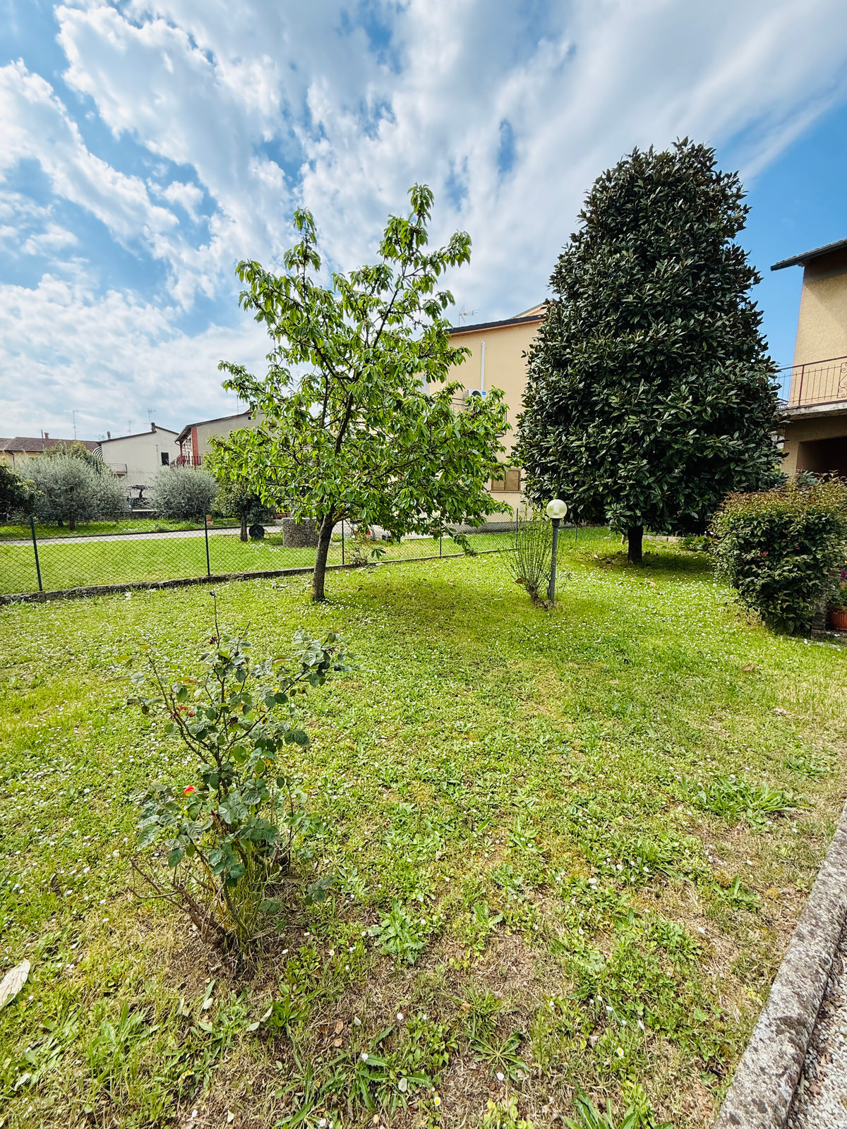 UNDER CONTRACT Independent house big space and garden