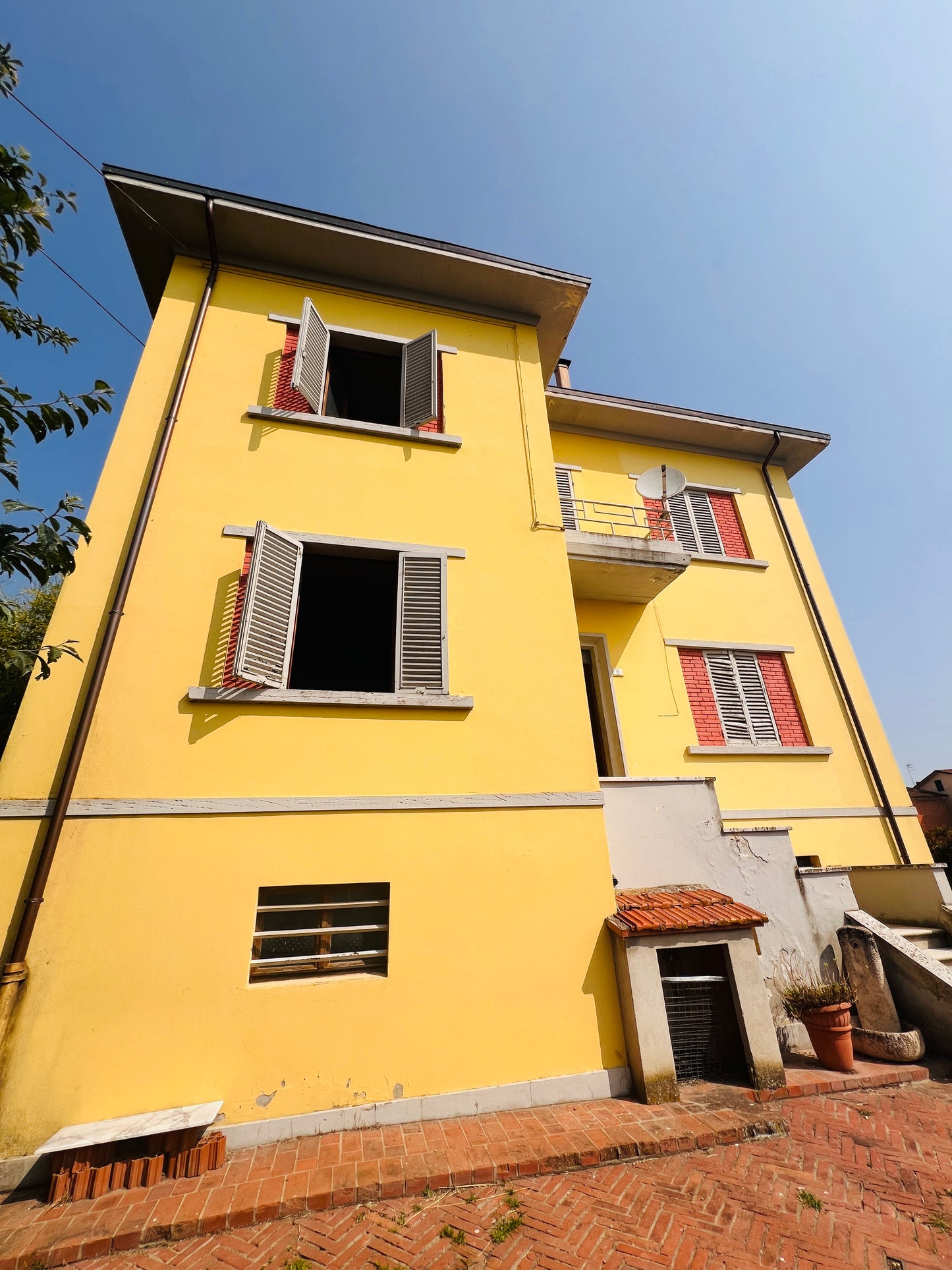 Detached house on three floors