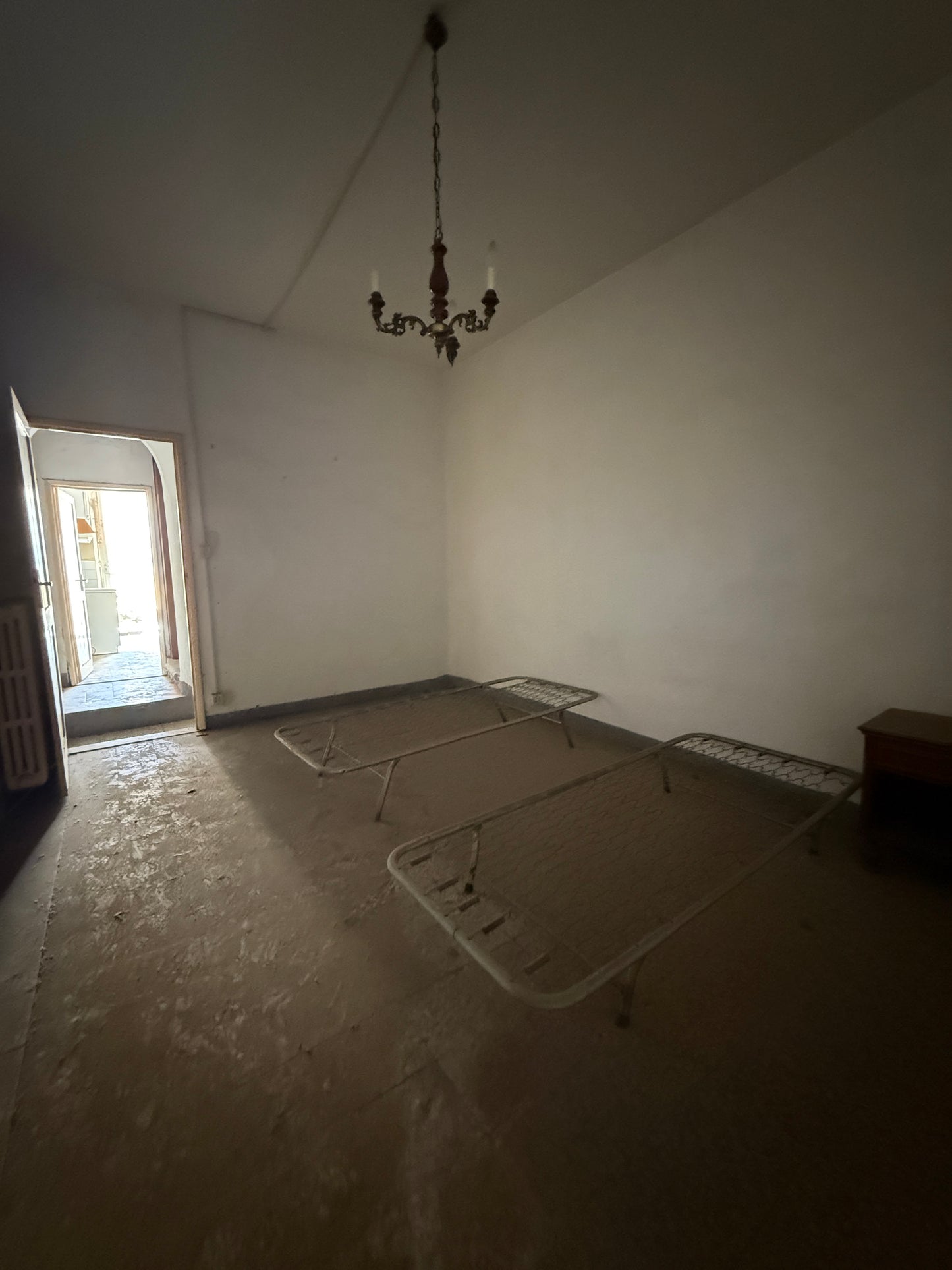 Apartment to renovate in the historic heart of Laterina
