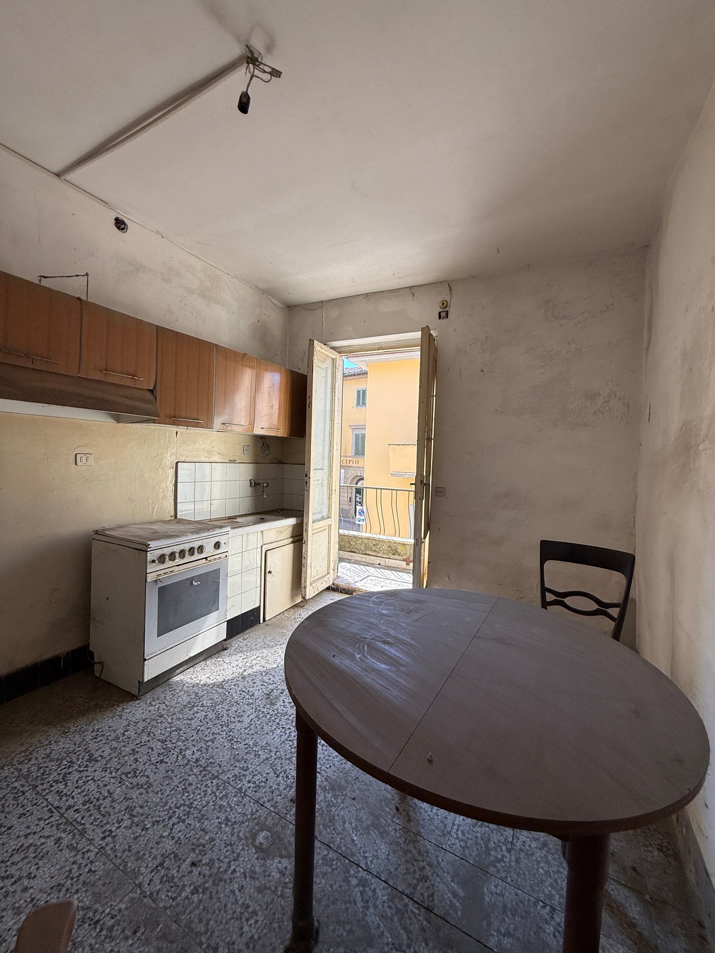 Apartment to renovate in the historic heart of Laterina