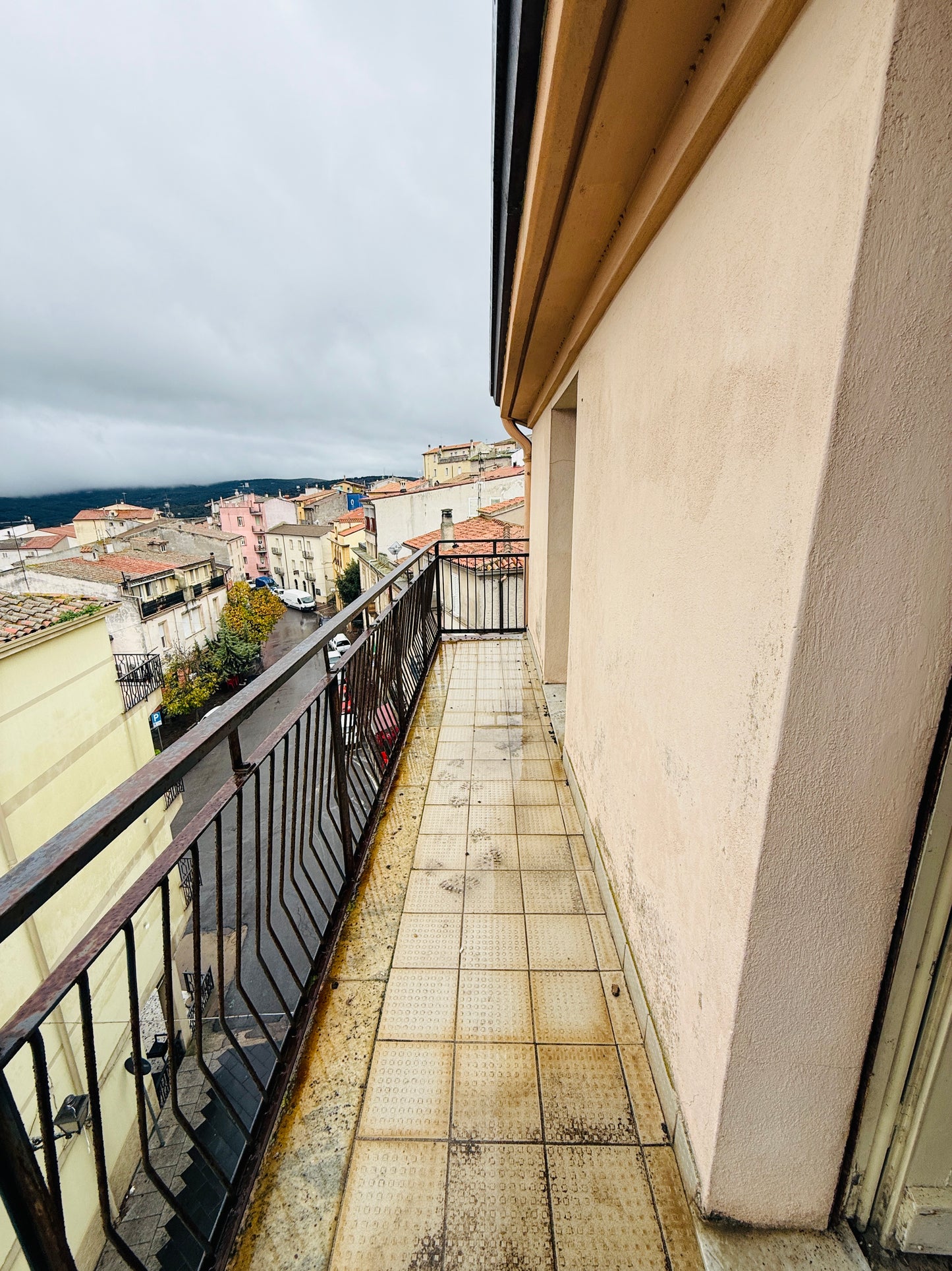 Townhouse with potential in the heart of the village