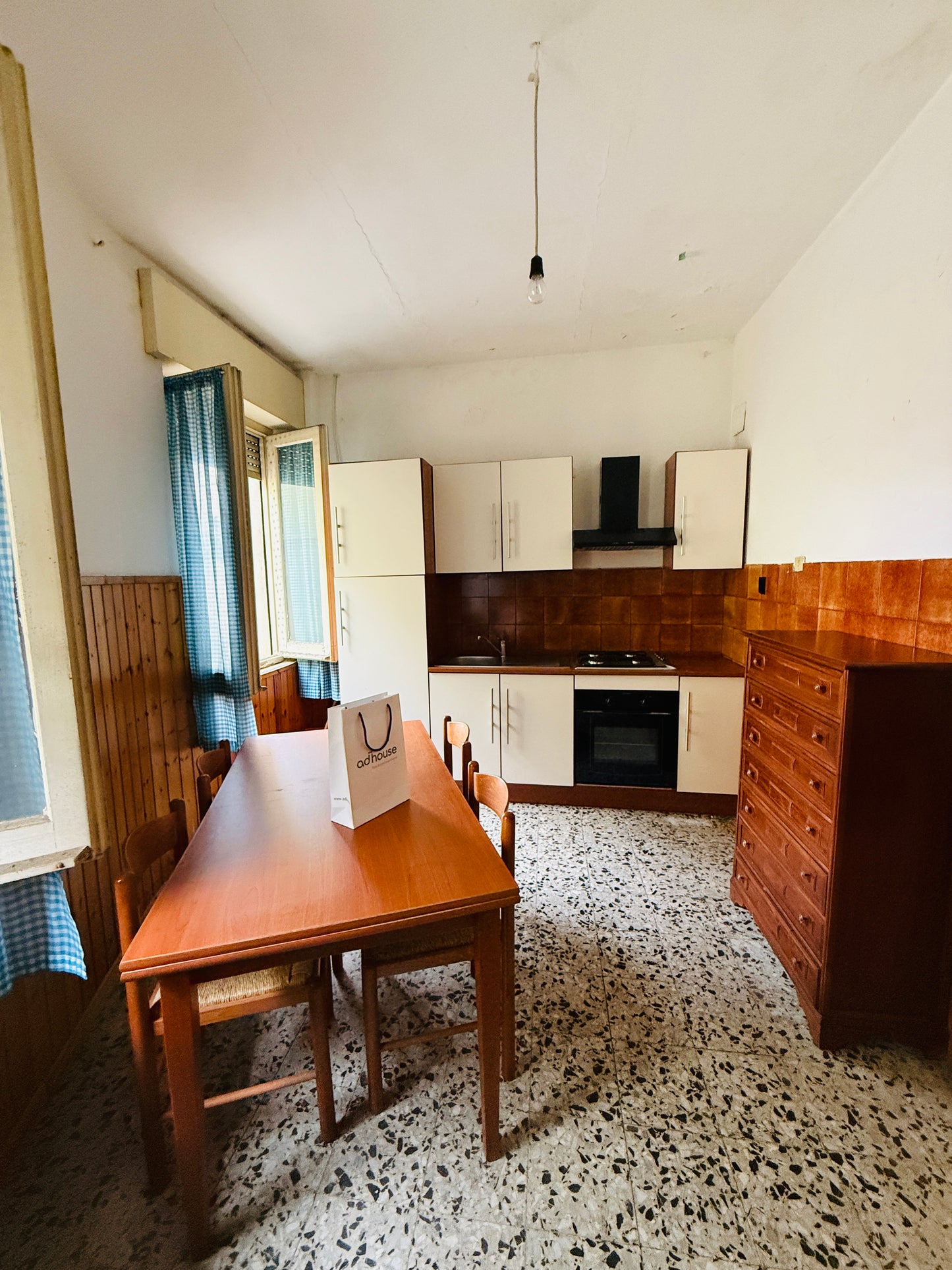 Townhouse with potential in the heart of the village