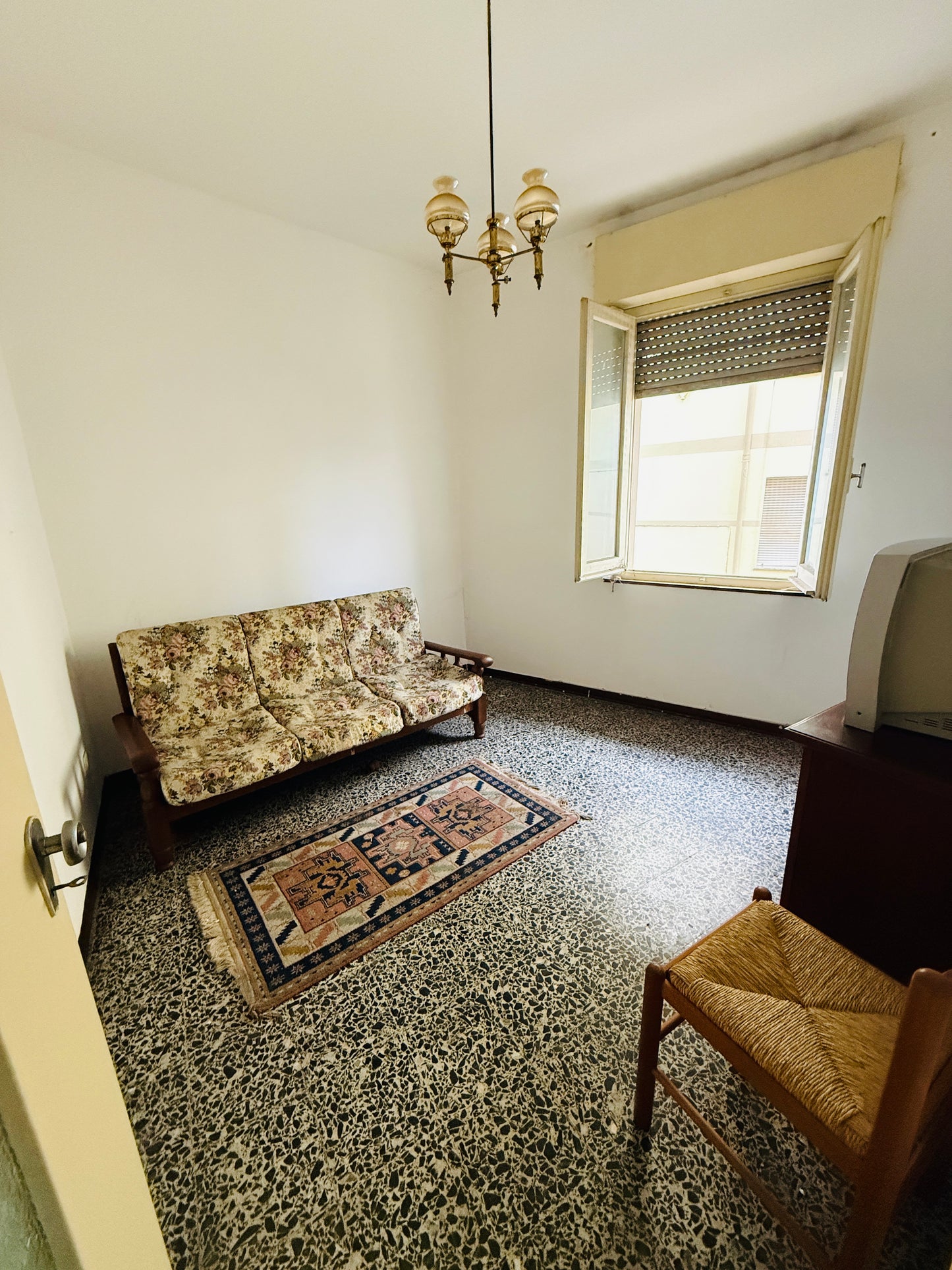 Townhouse with potential in the heart of the village