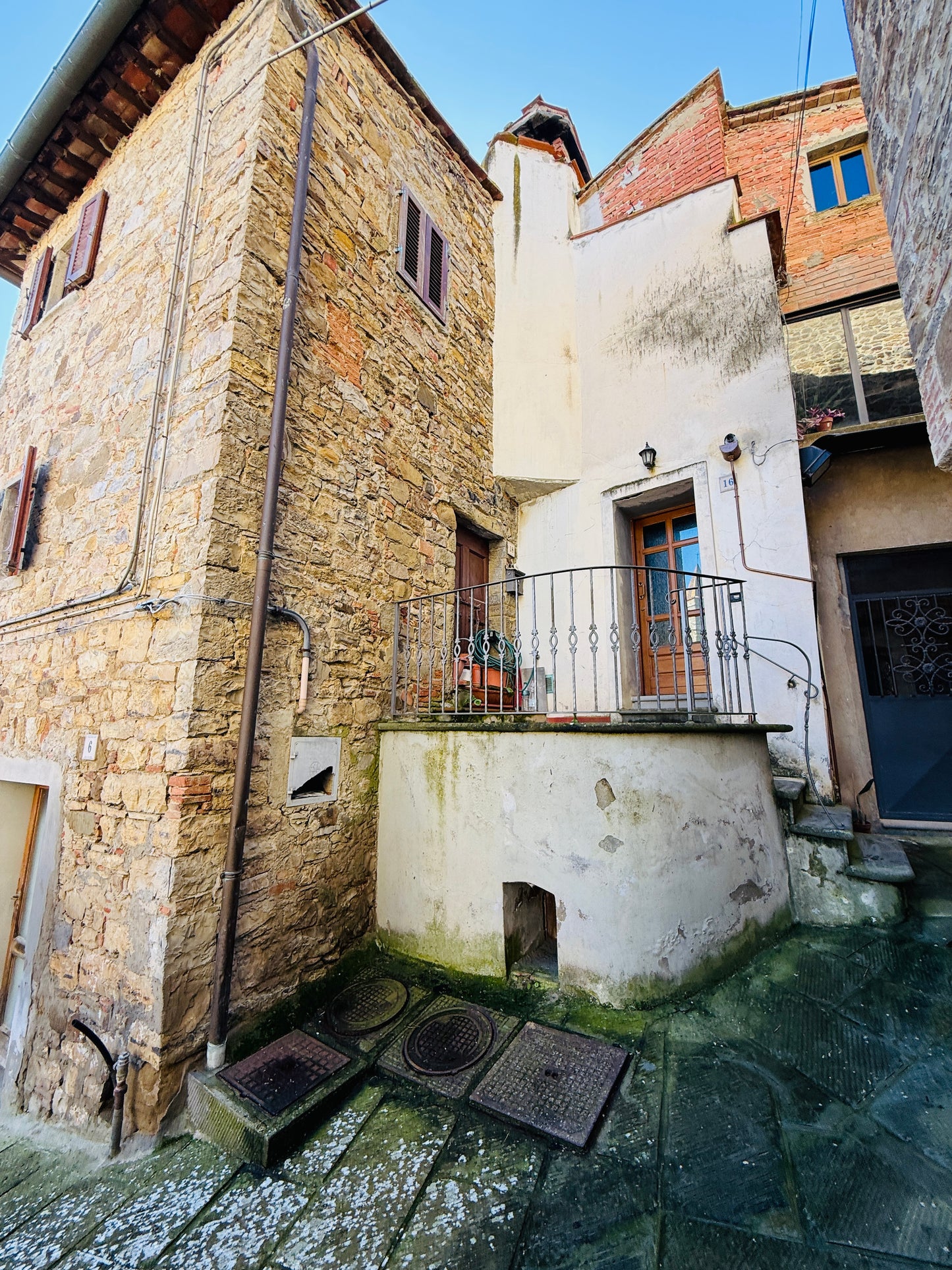 Typical Tuscan apartment ready to move into