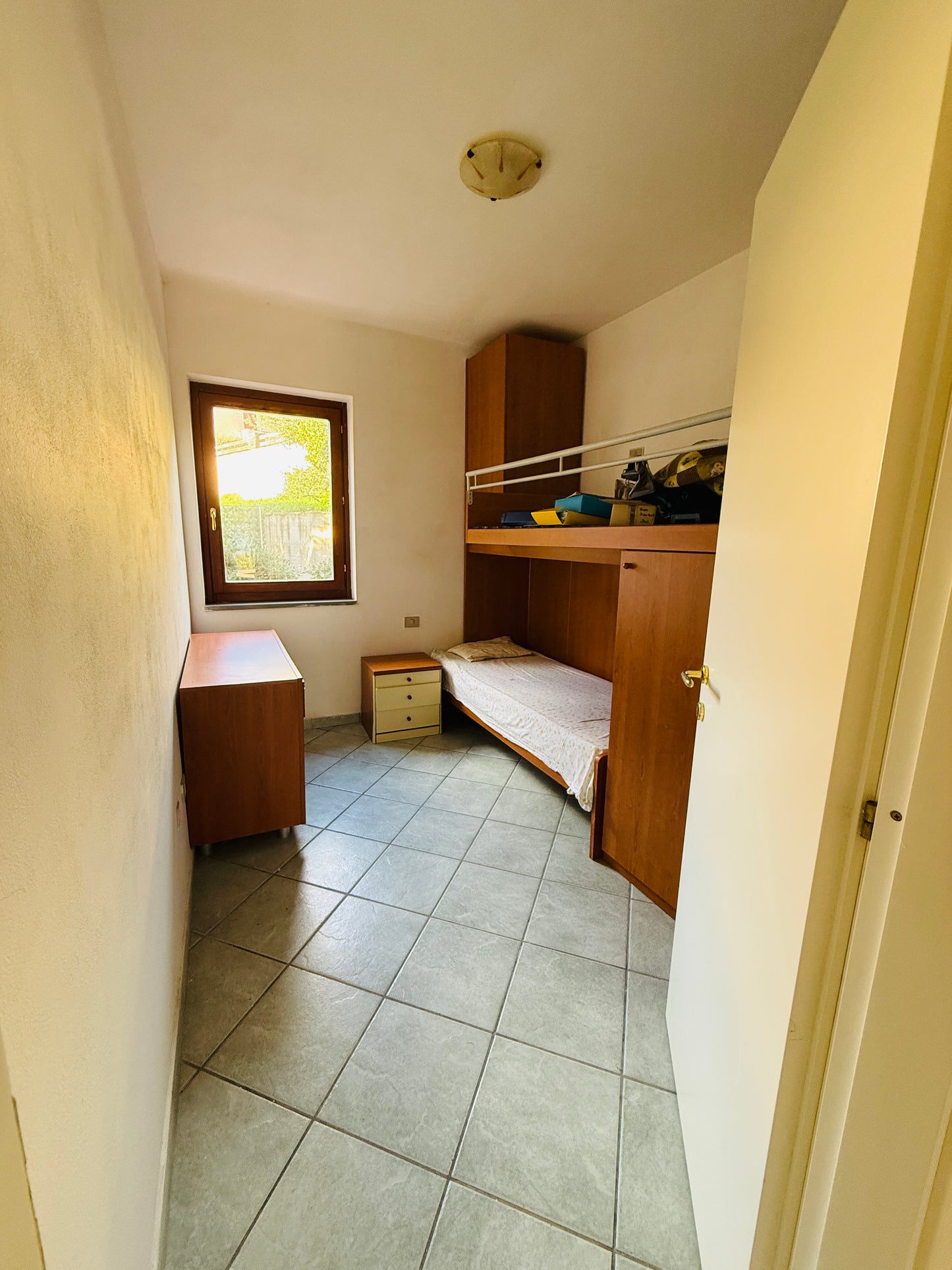 Ground-floor apartment with garden, 200 meters from the sea.