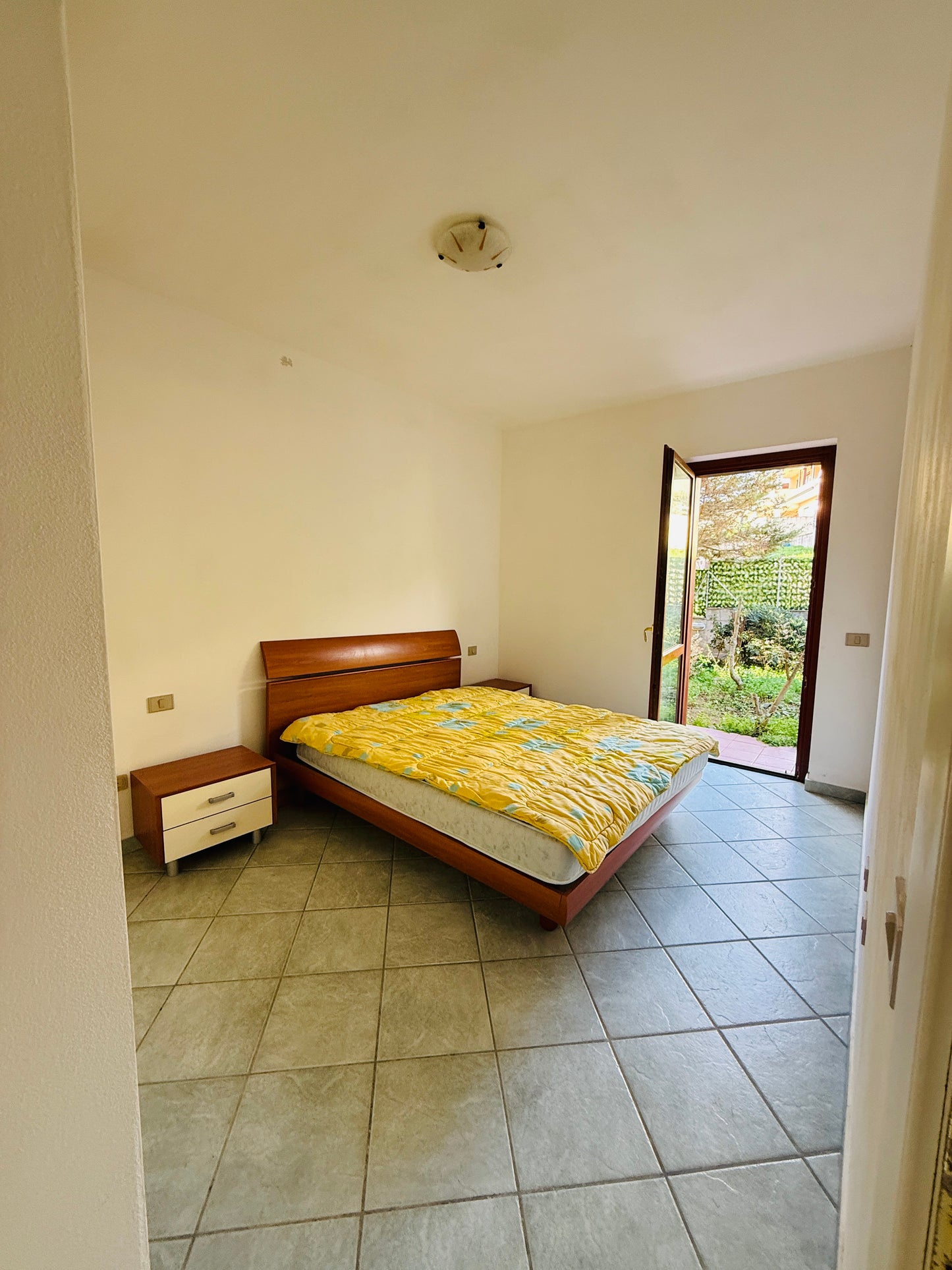 Ground-floor apartment with garden, 200 meters from the sea.