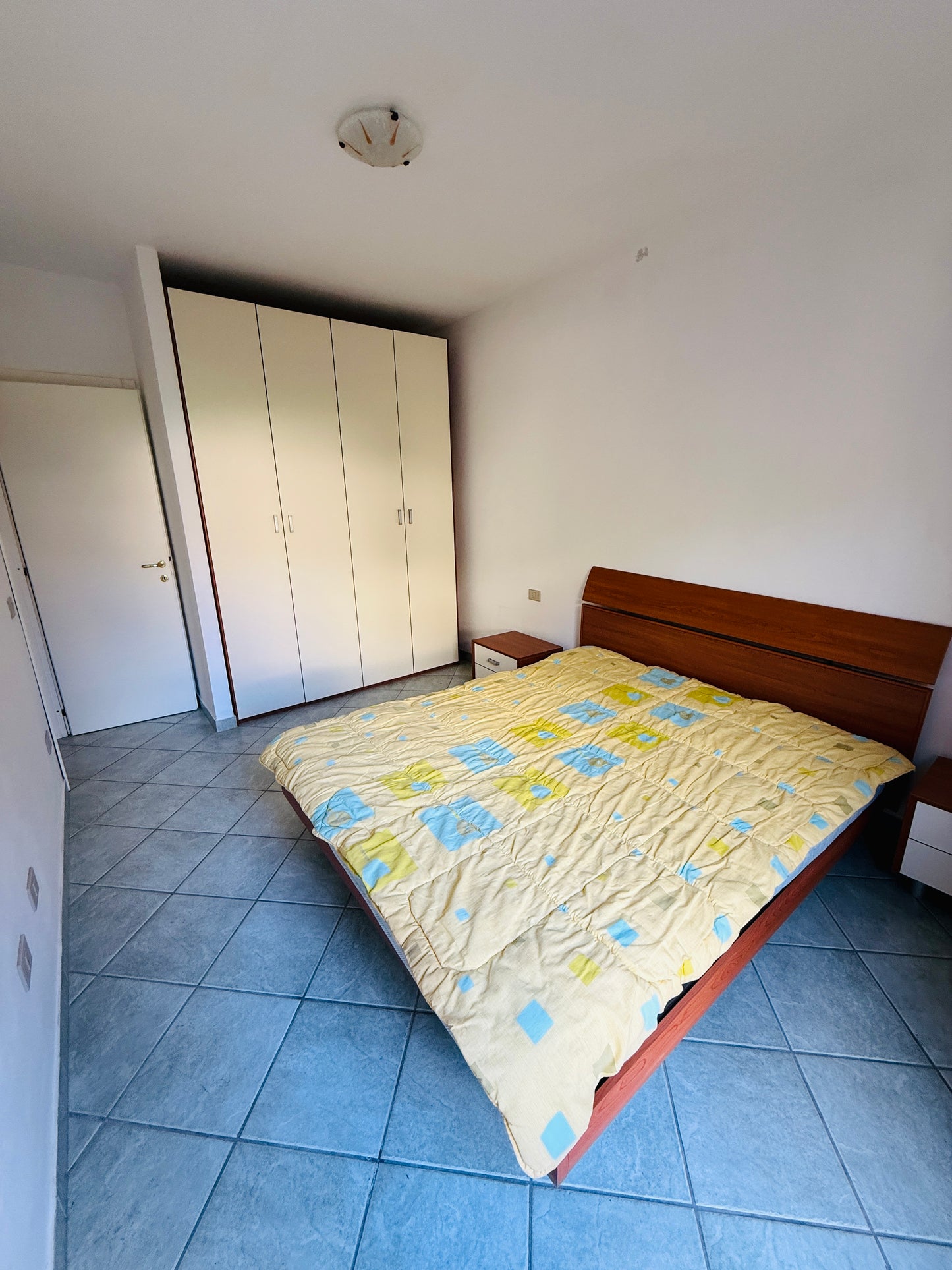 Ground-floor apartment with garden, 200 meters from the sea.