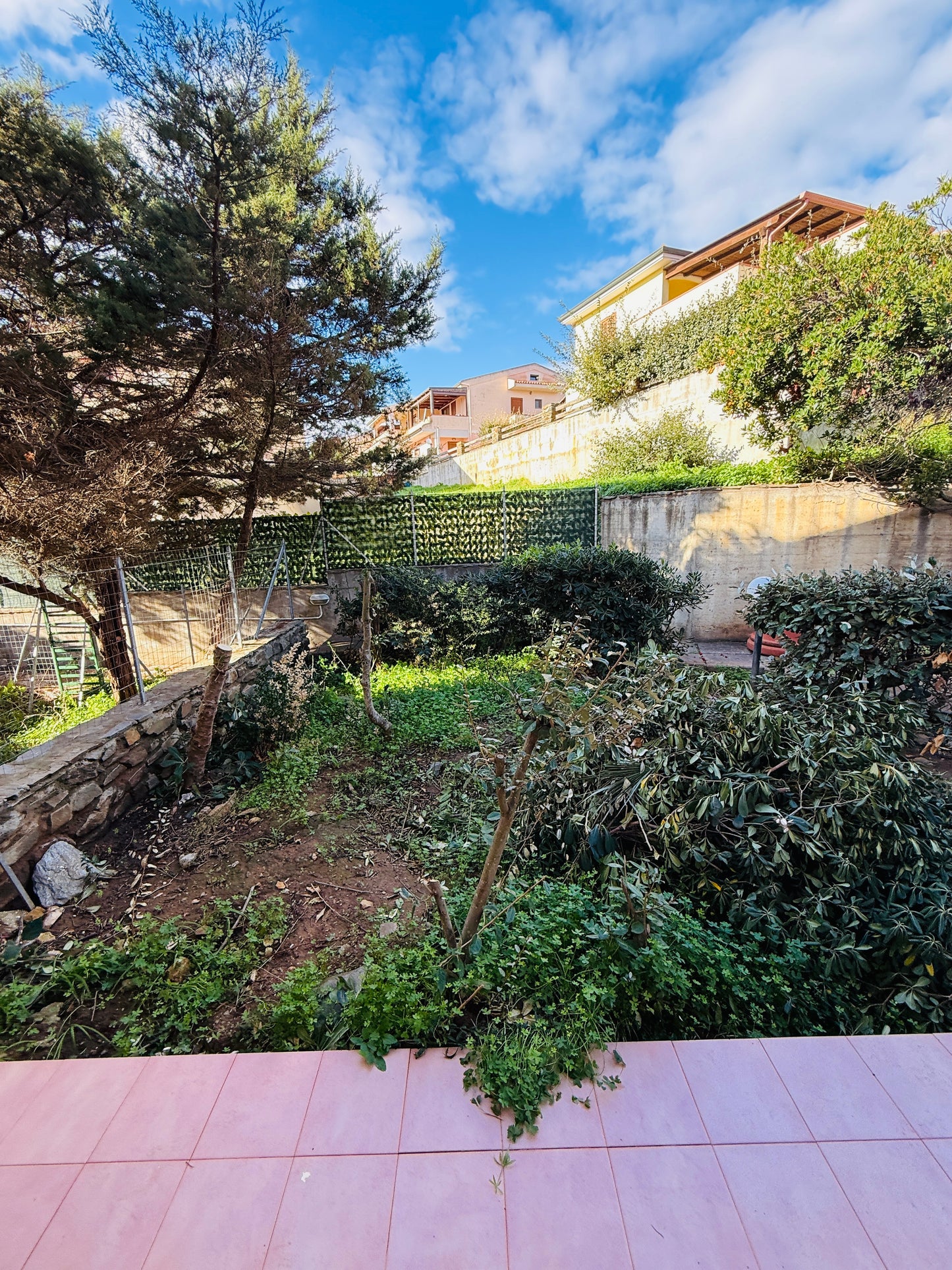 Ground-floor apartment with garden, 200 meters from the sea.