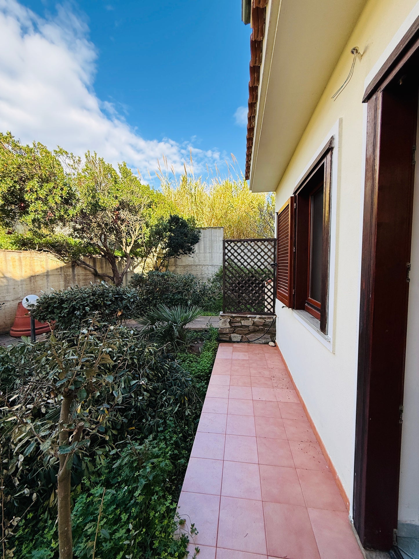 Ground-floor apartment with garden, 200 meters from the sea.