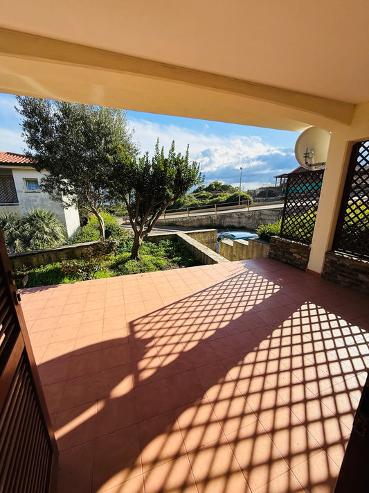 Ground-floor apartment with garden, 200 meters from the sea.