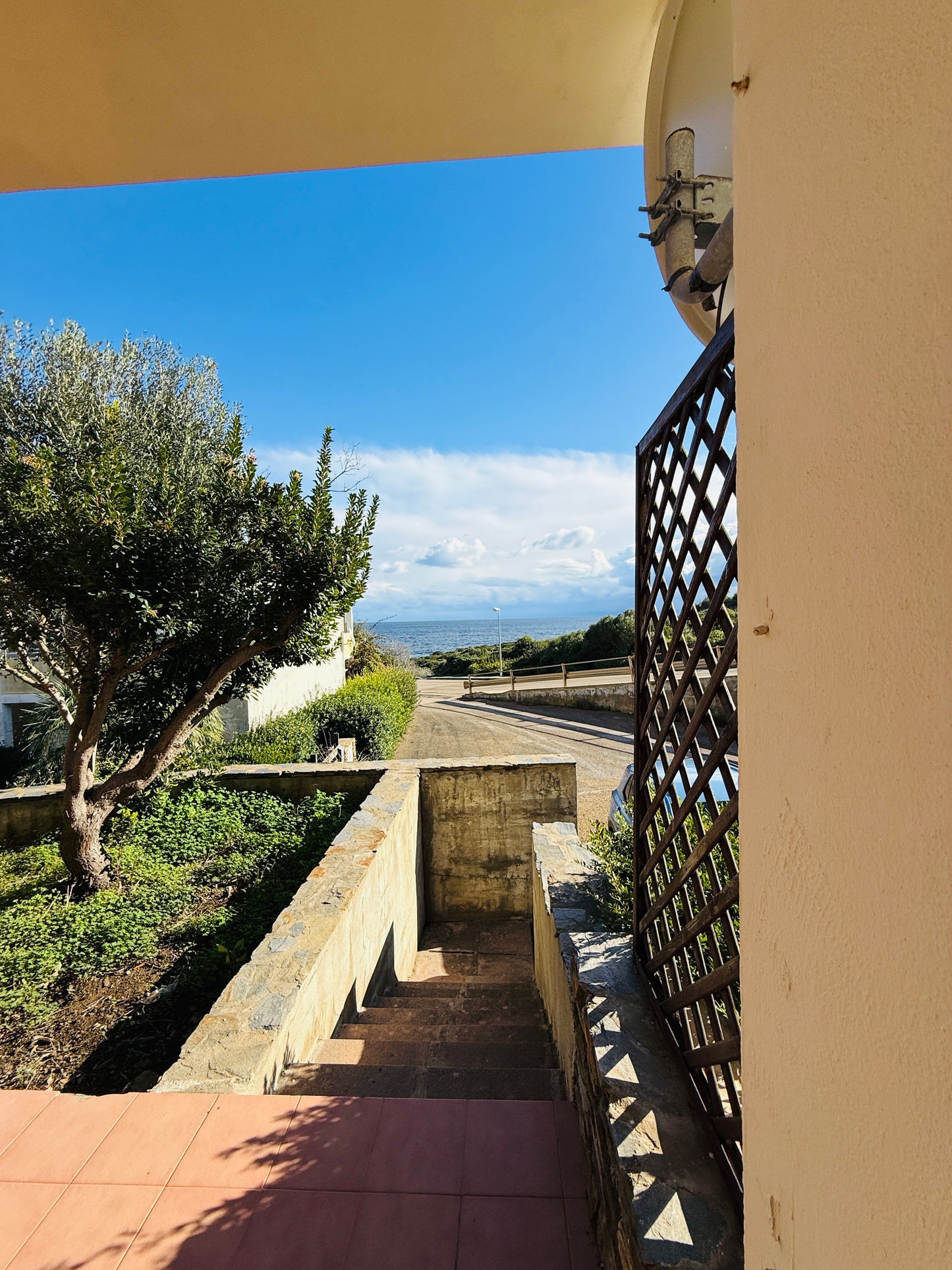 Ground-floor apartment with garden, 200 meters from the sea.