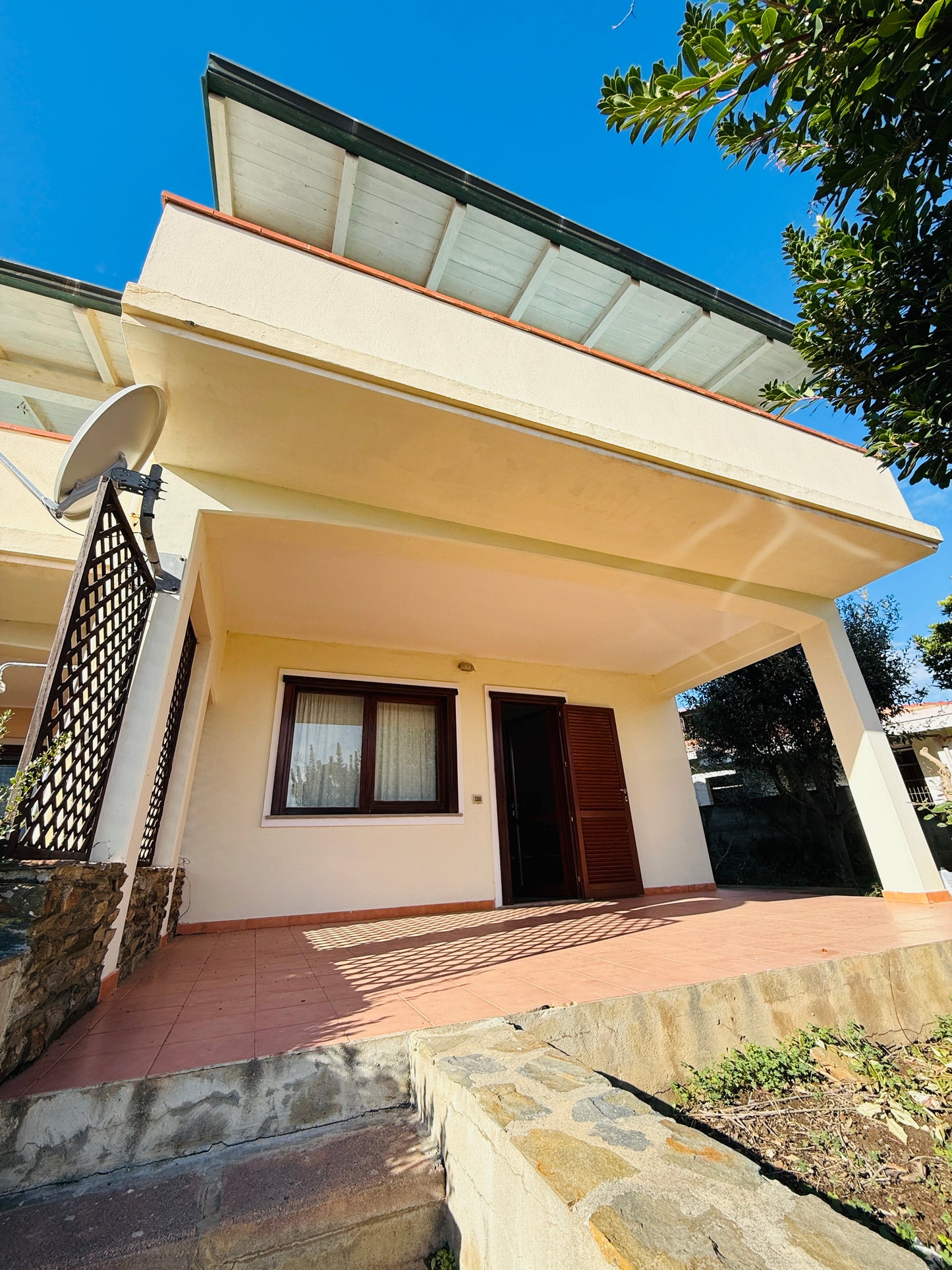Ground-floor apartment with garden, 200 meters from the sea.