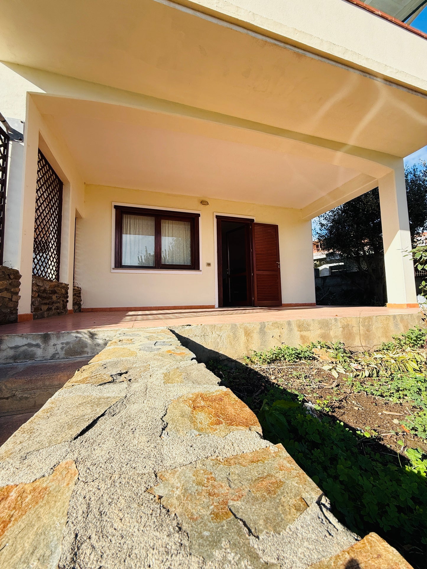 Ground-floor apartment with garden, 200 meters from the sea.