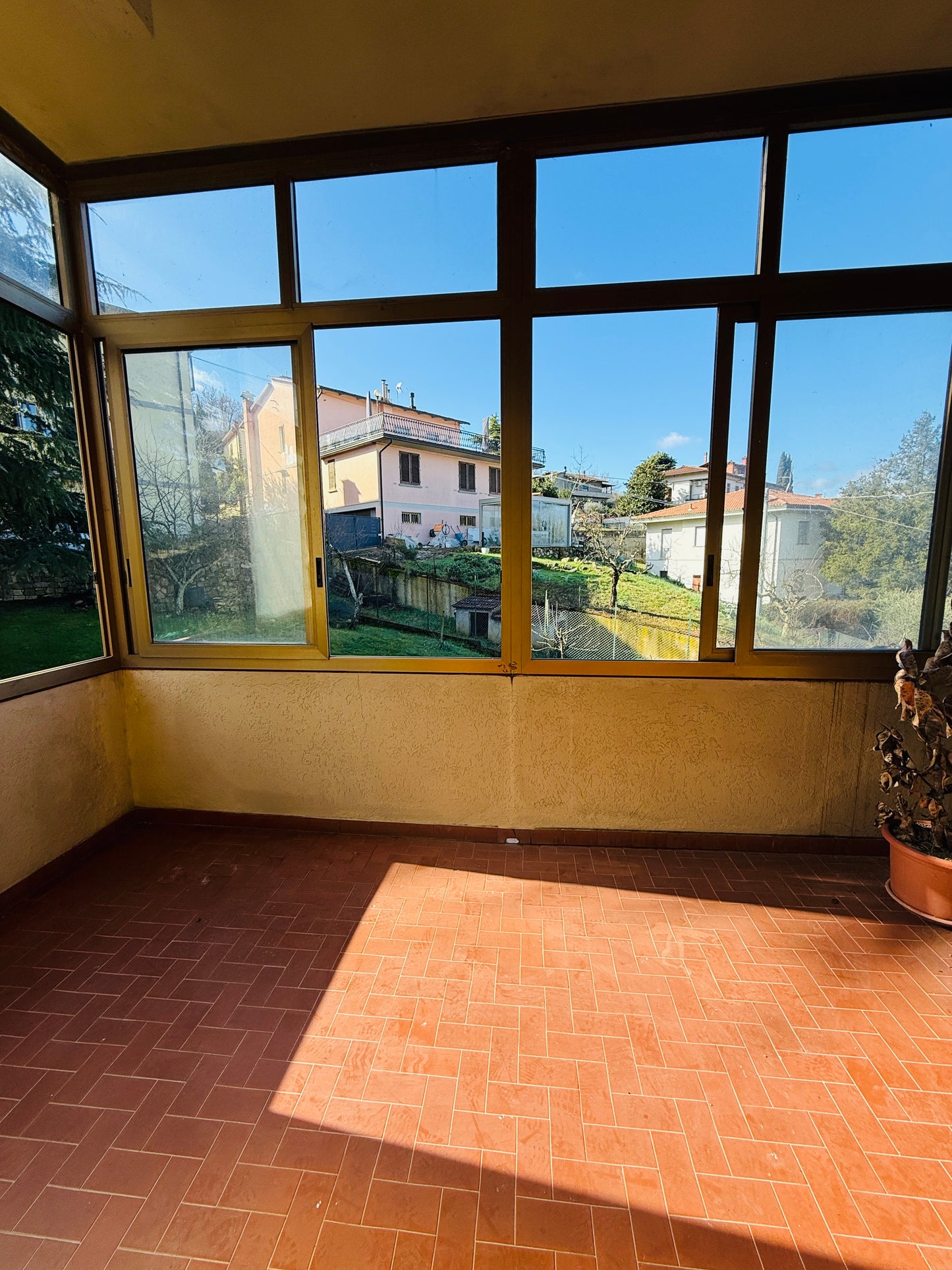 Apartment in a residential area with three bedrooms and two bathrooms