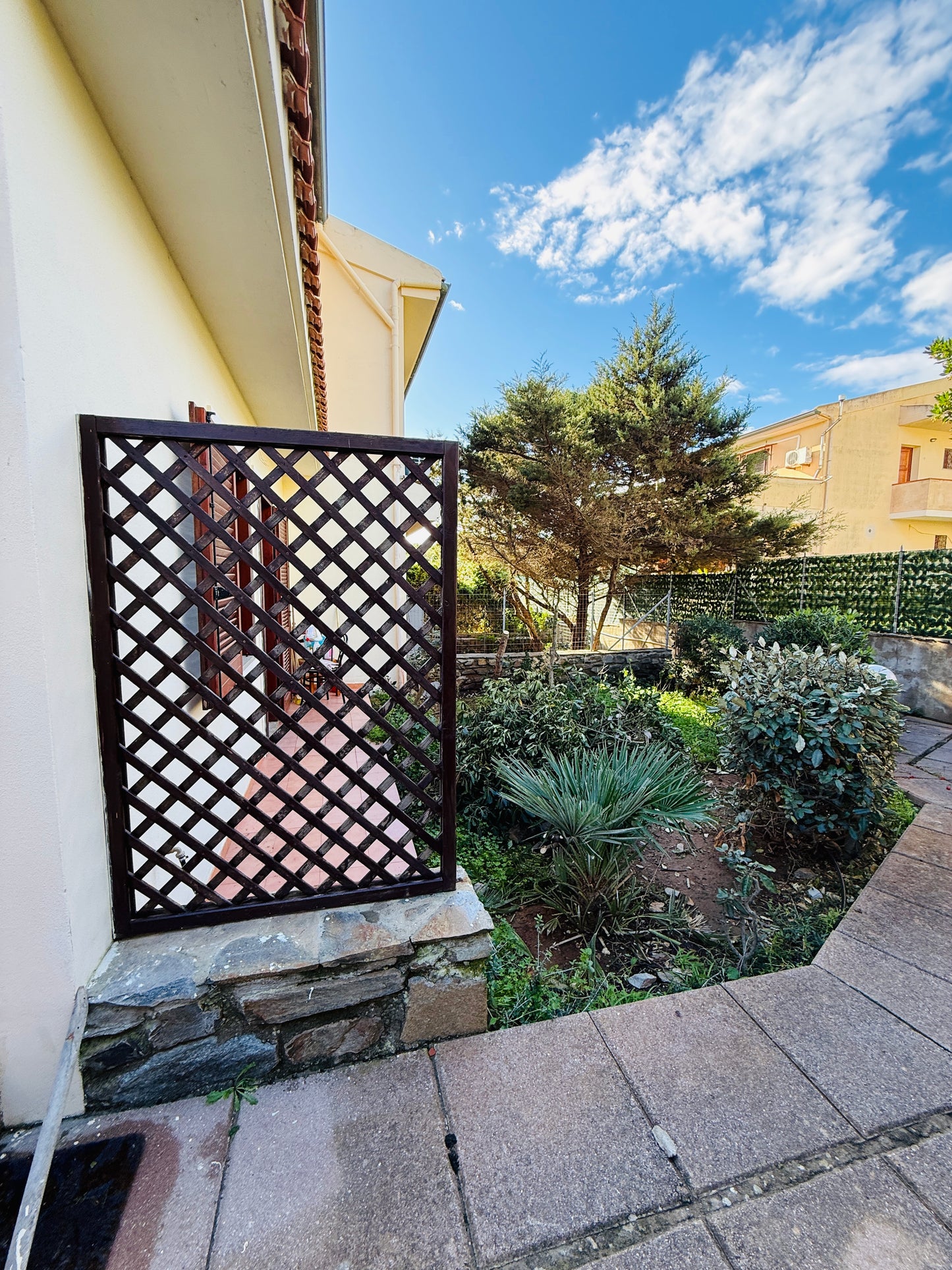 Ground-floor apartment with garden, 200 meters from the sea.