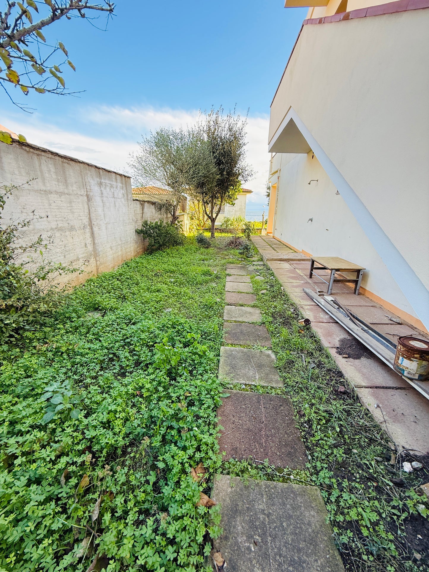 Ground-floor apartment with garden, 200 meters from the sea.