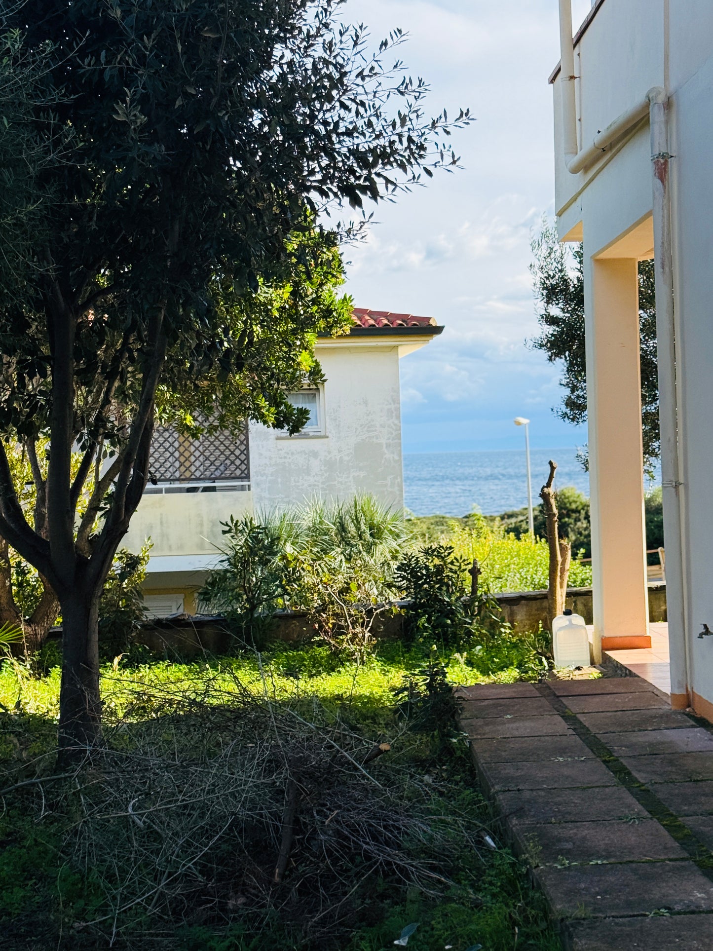 Ground-floor apartment with garden, 200 meters from the sea.