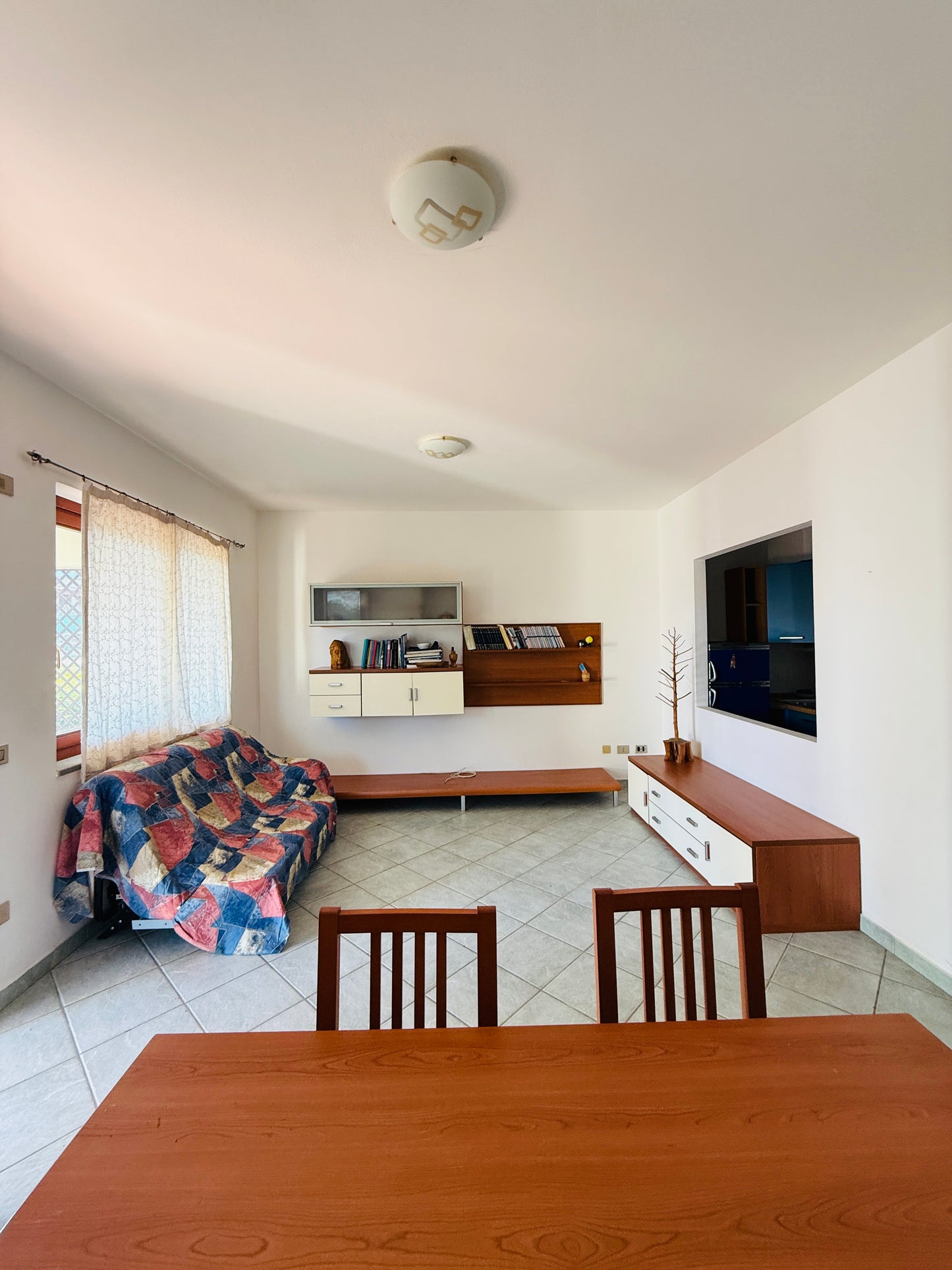 Ground-floor apartment with garden, 200 meters from the sea.