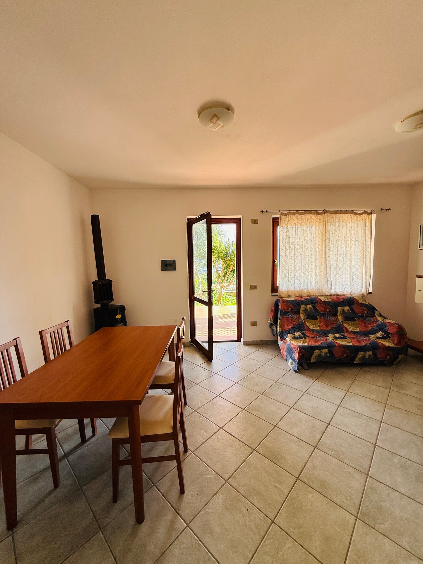 Ground-floor apartment with garden, 200 meters from the sea.