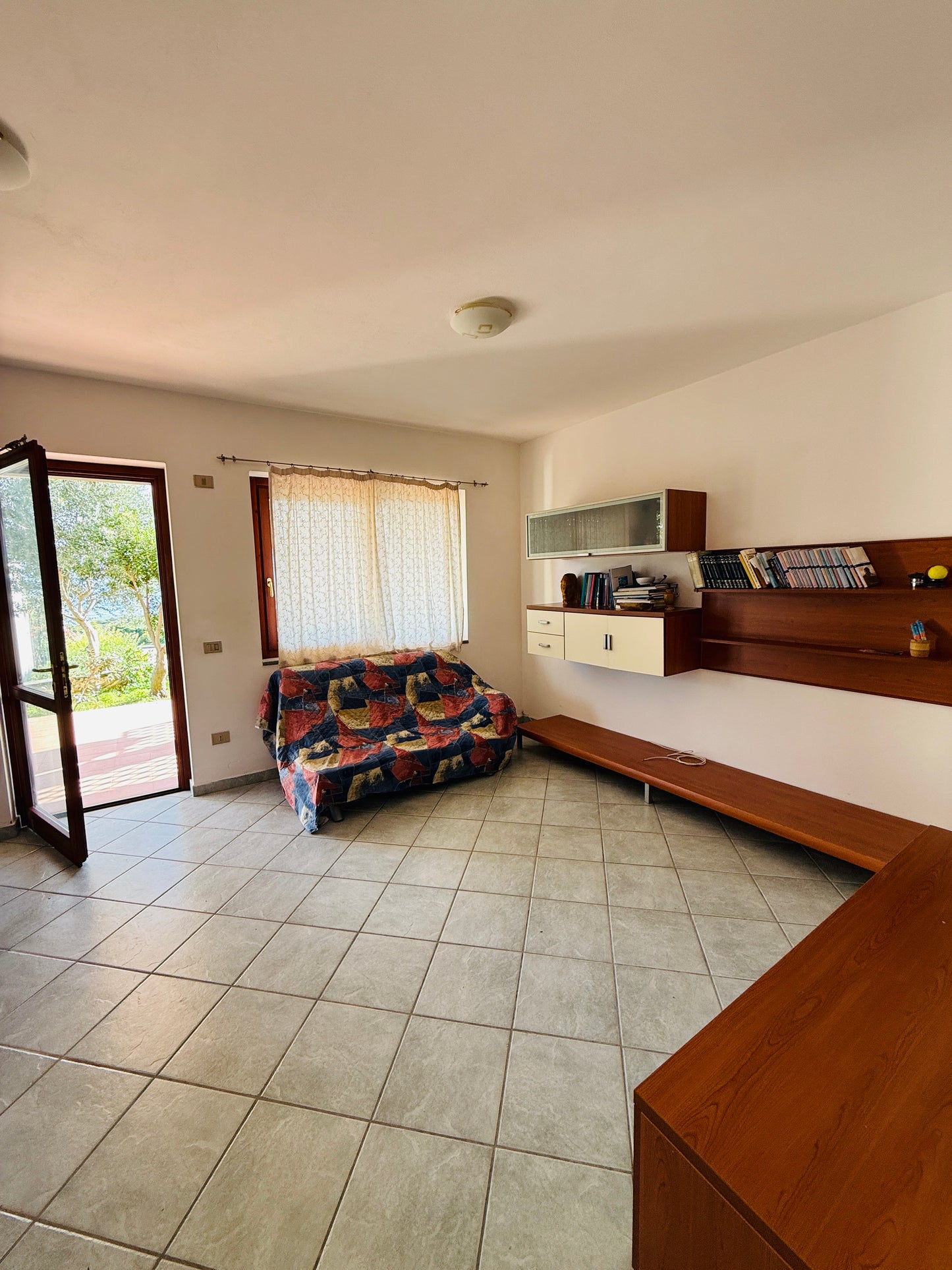 Ground-floor apartment with garden, 200 meters from the sea.