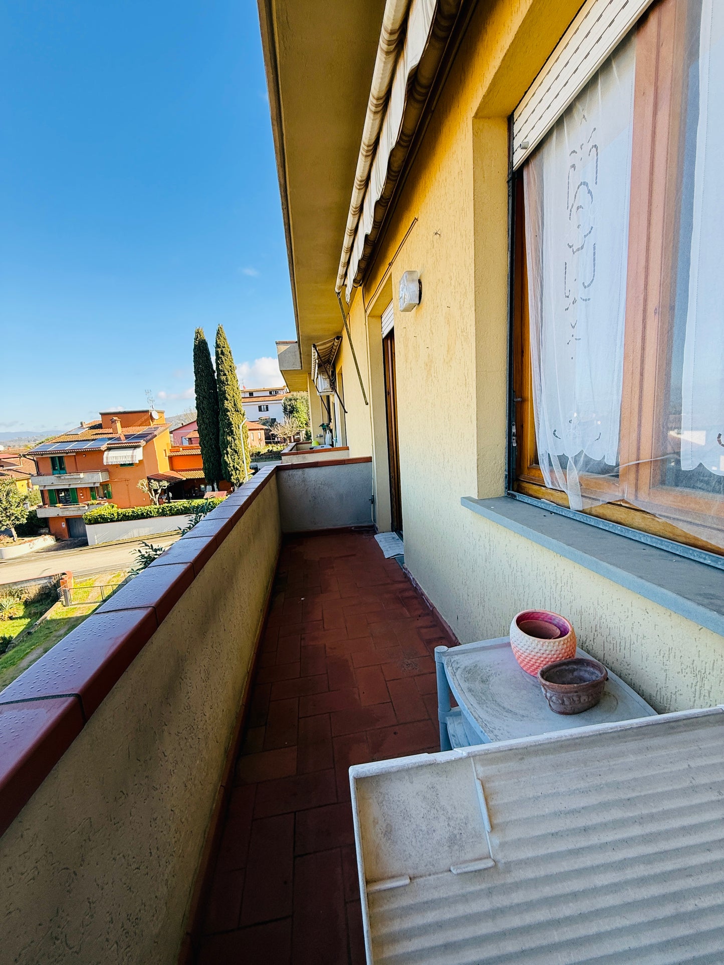 Apartment in a residential area with three bedrooms and two bathrooms