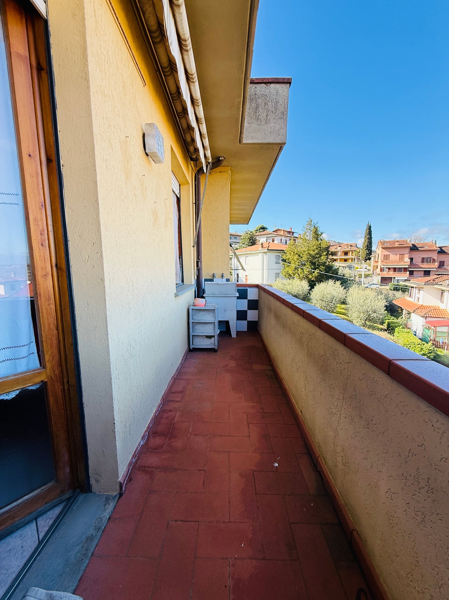 Apartment in a residential area with three bedrooms and two bathrooms