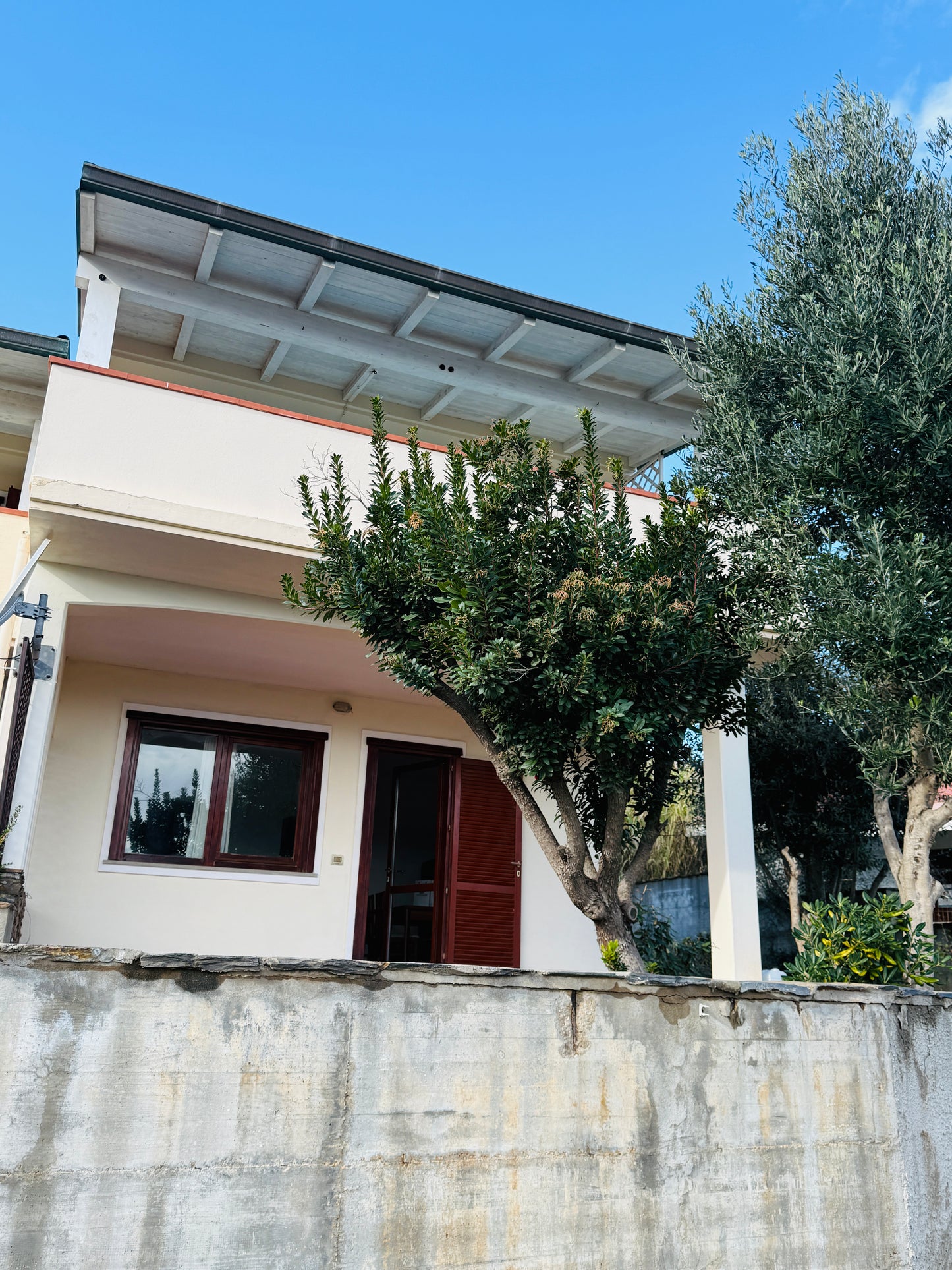 Ground-floor apartment with garden, 200 meters from the sea.