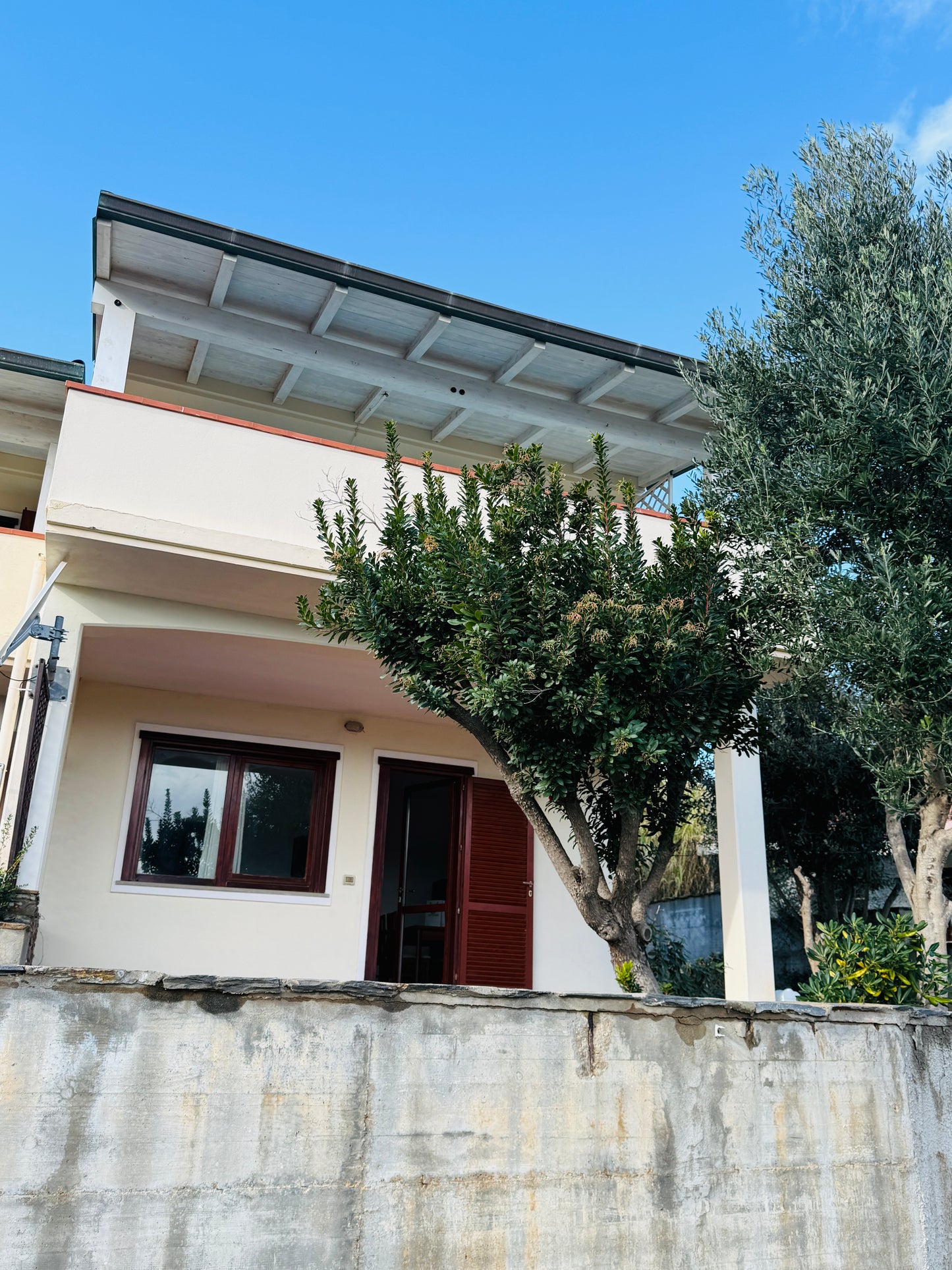 Ground-floor apartment with garden, 200 meters from the sea.