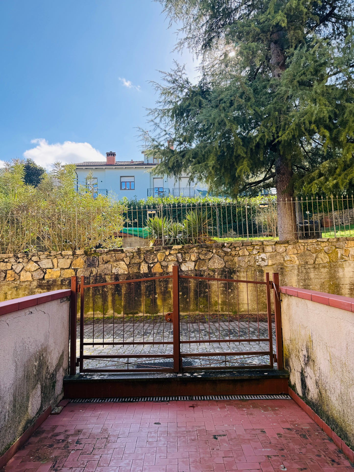 Apartment in a residential area with three bedrooms and two bathrooms