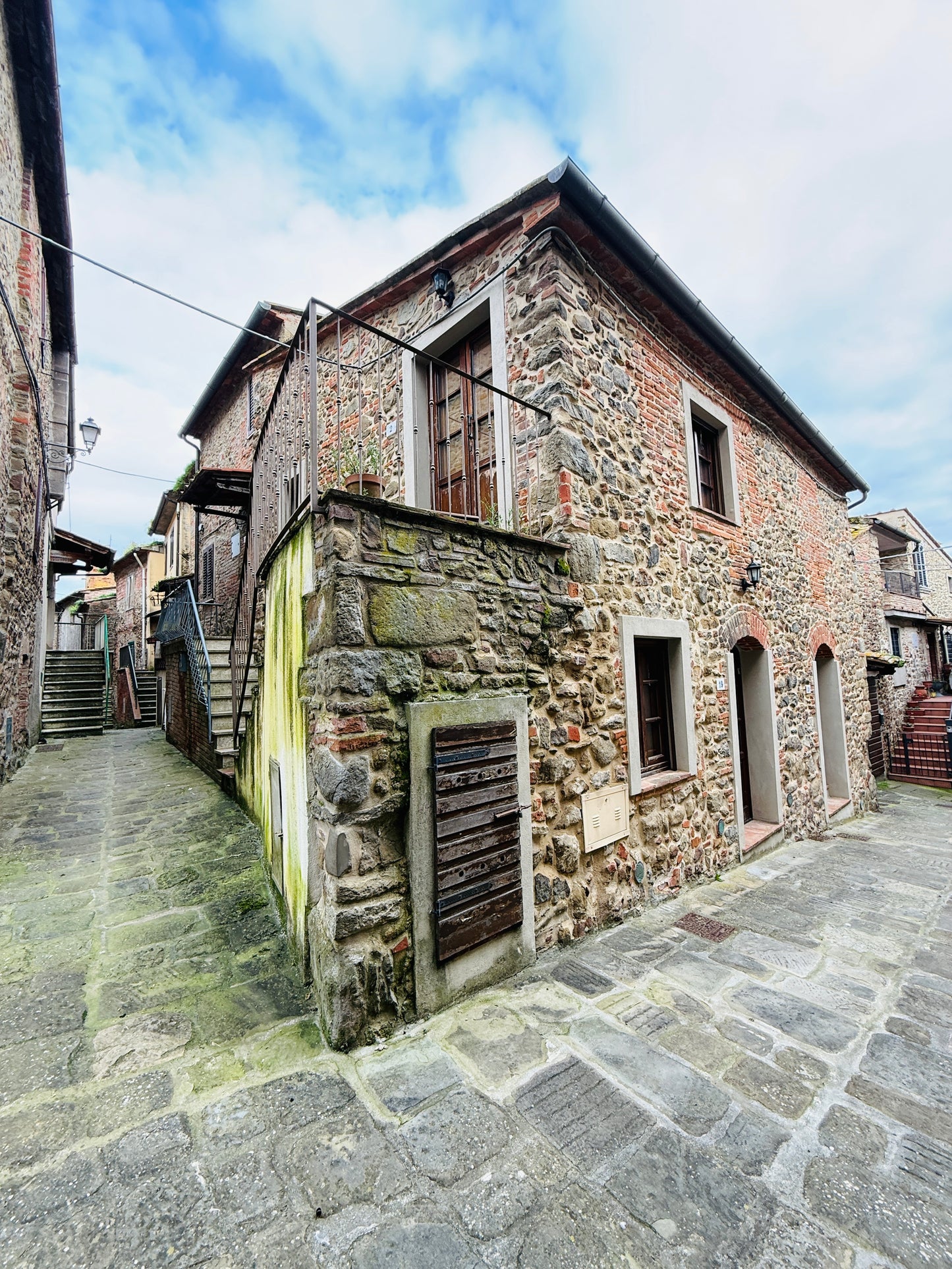 Fully renovated stone house with independent access