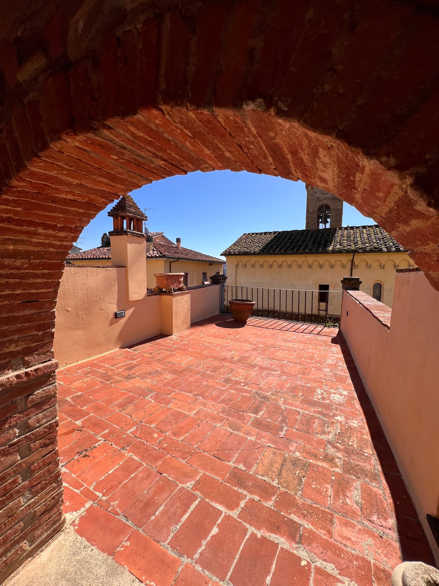 Apartment in a village with two large terraces