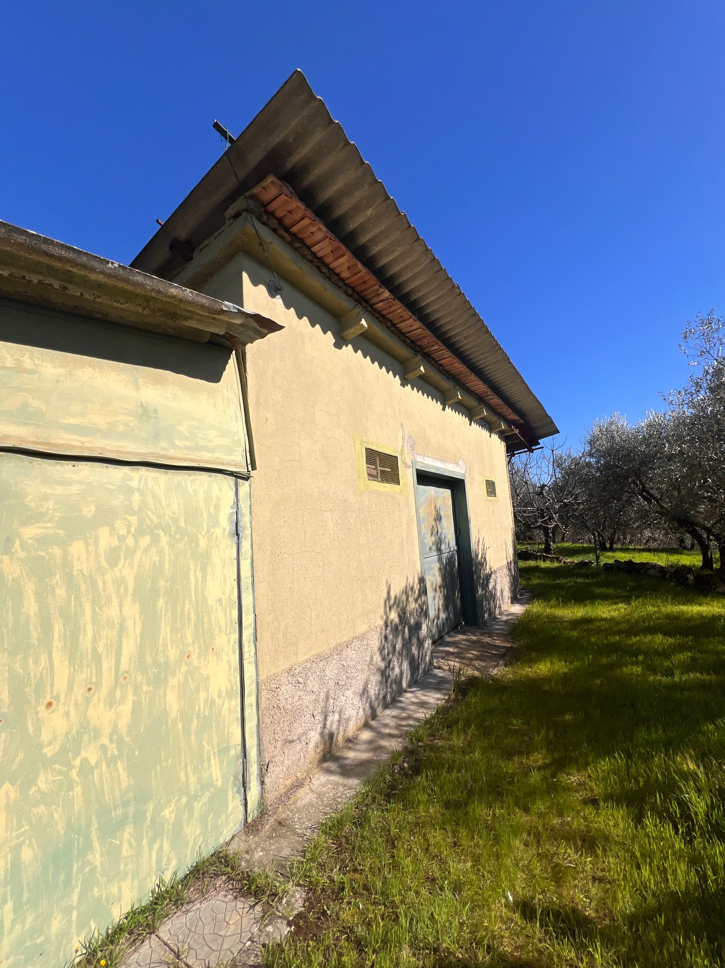 Land with annex in stone