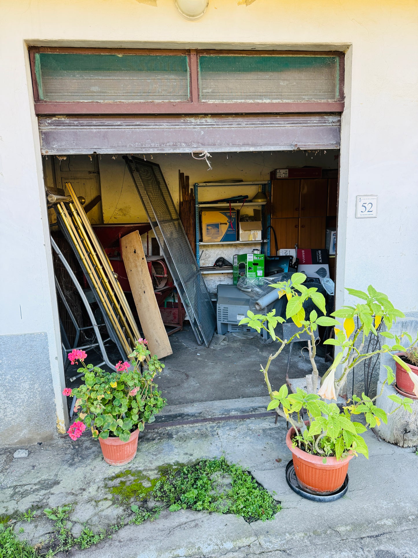 Detached house with garage, warehouse and outdoor space
