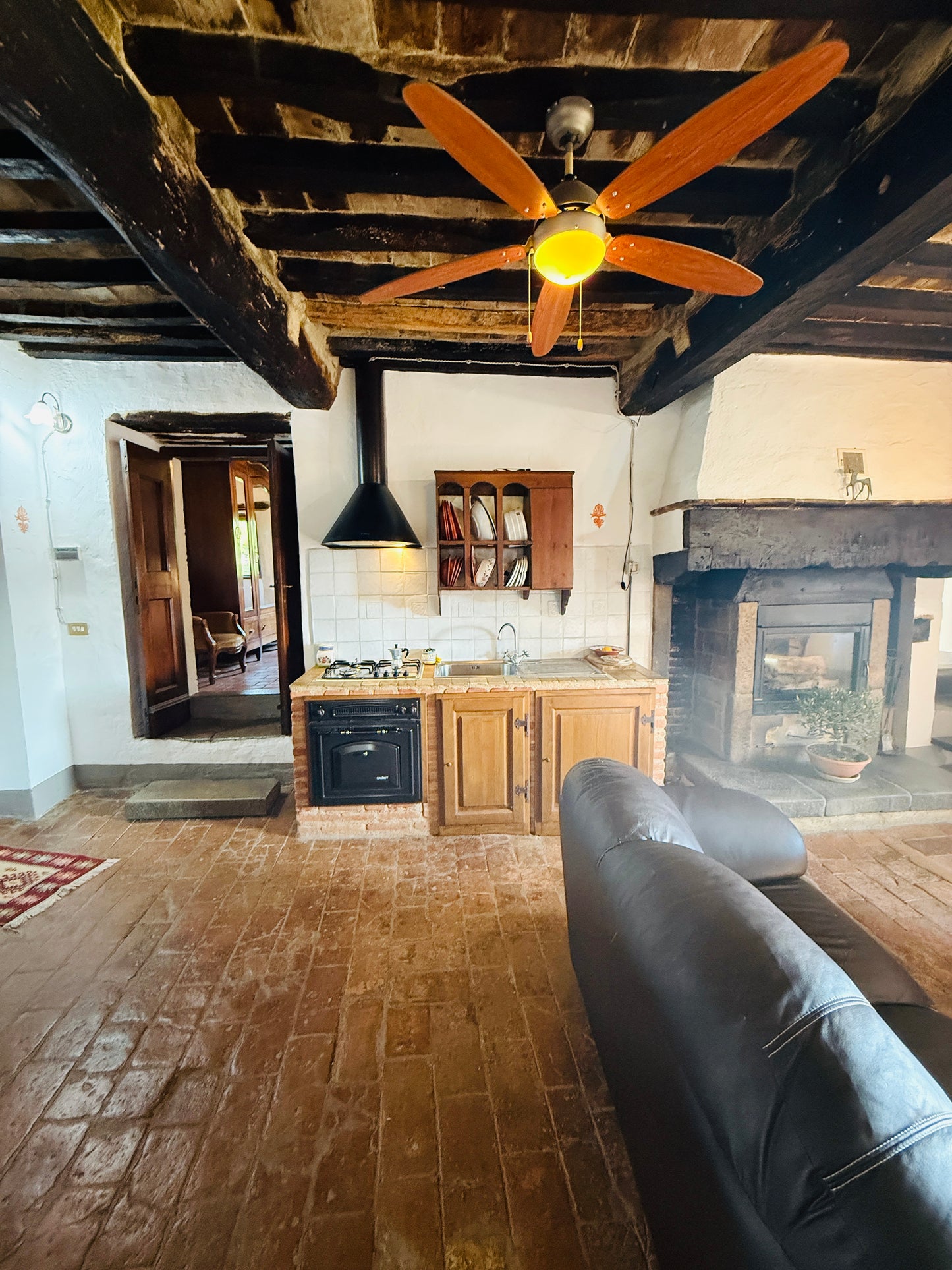 Portion of a castle ready to move into, 3 km from the centre of Anghiari