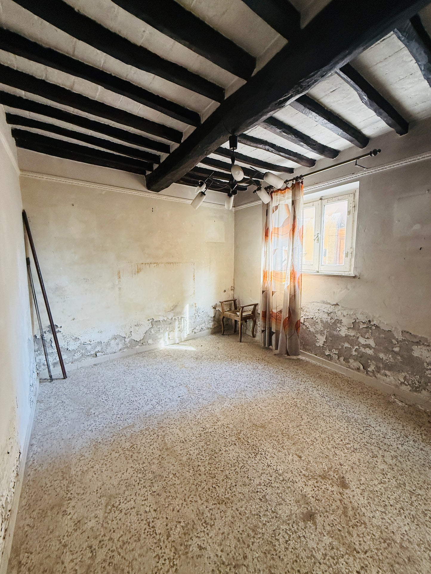 House in the village to renovate