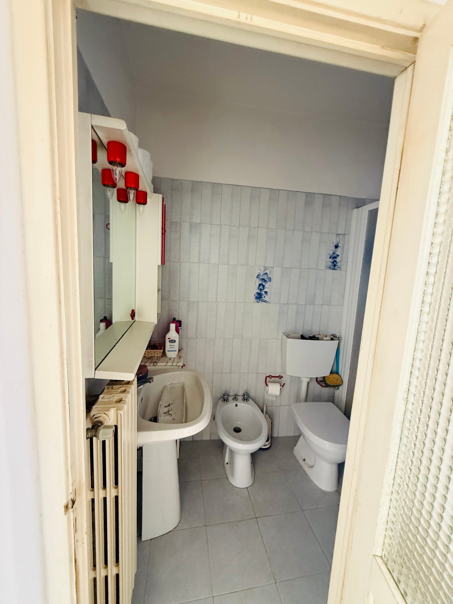 UNDER CONTRACT Big apartment with garage