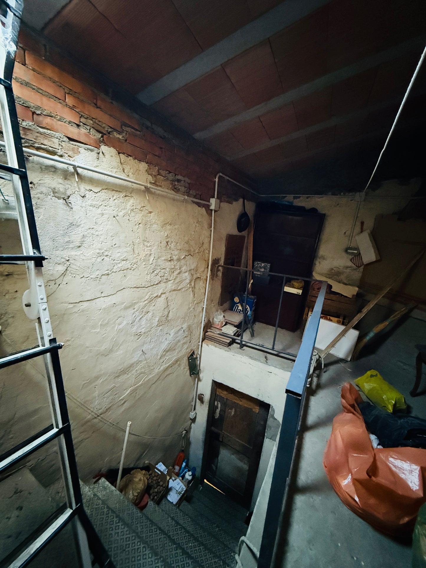 UNDER CONTRACT Big apartment with garage