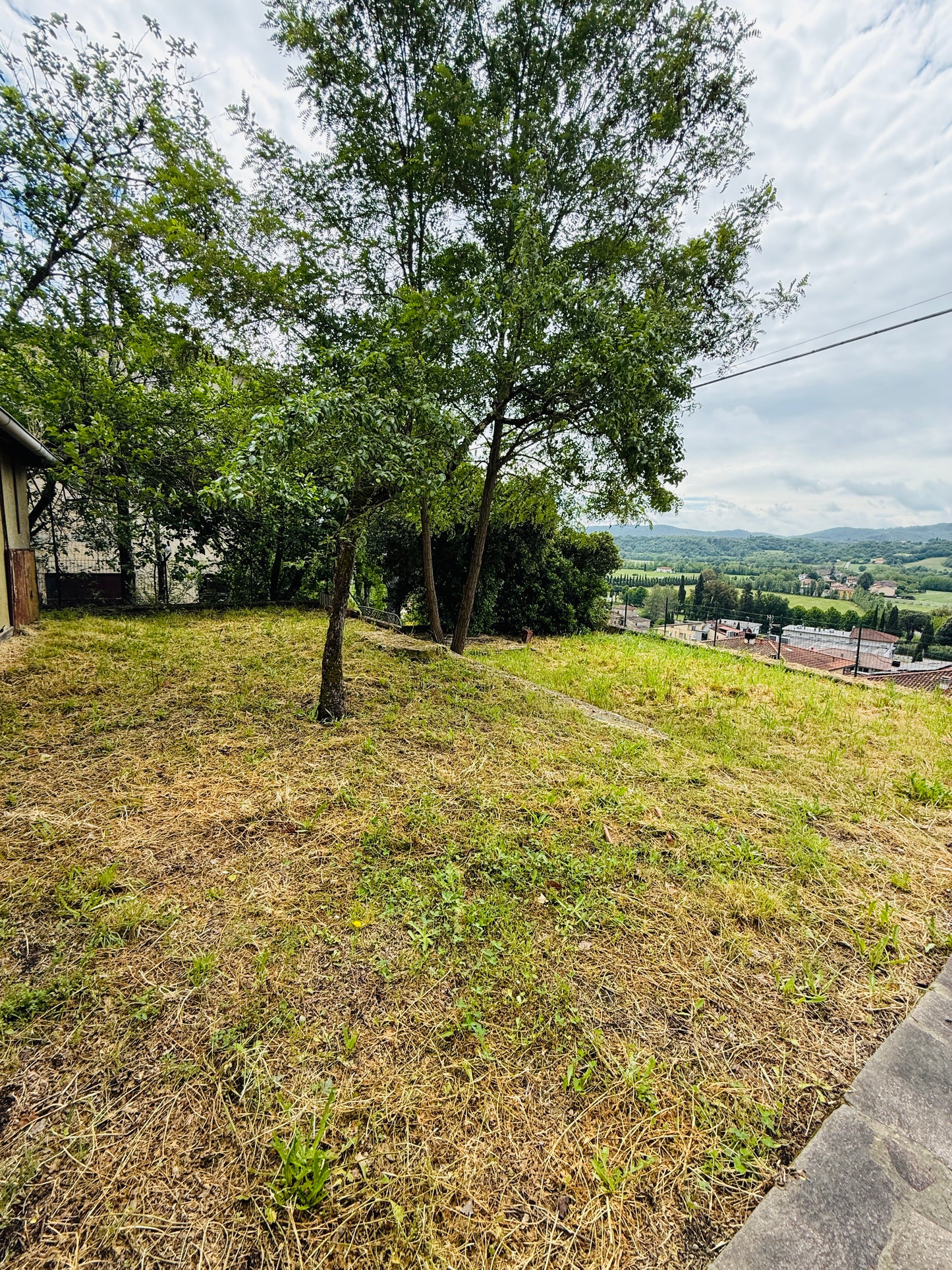 Detached House with Investment Potential in Laterina for Two Apartments
