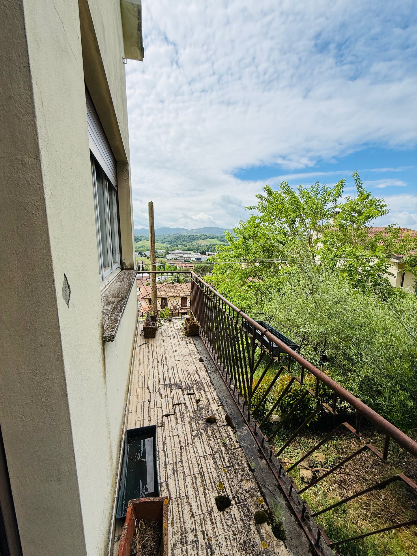 Detached House with Investment Potential in Laterina for Two Apartments