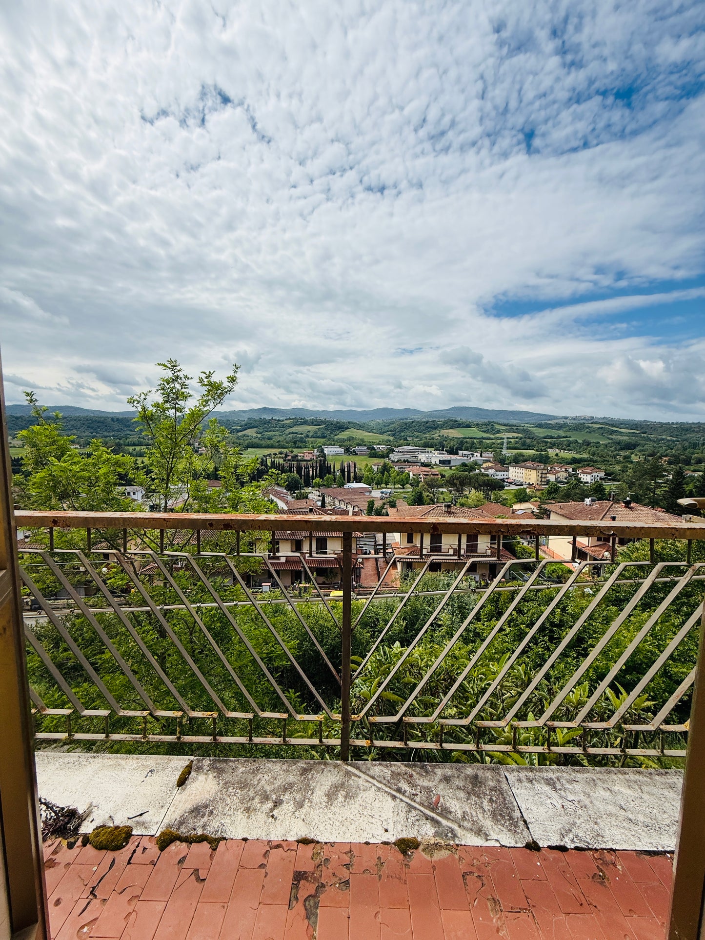 Detached House with Investment Potential in Laterina for Two Apartments