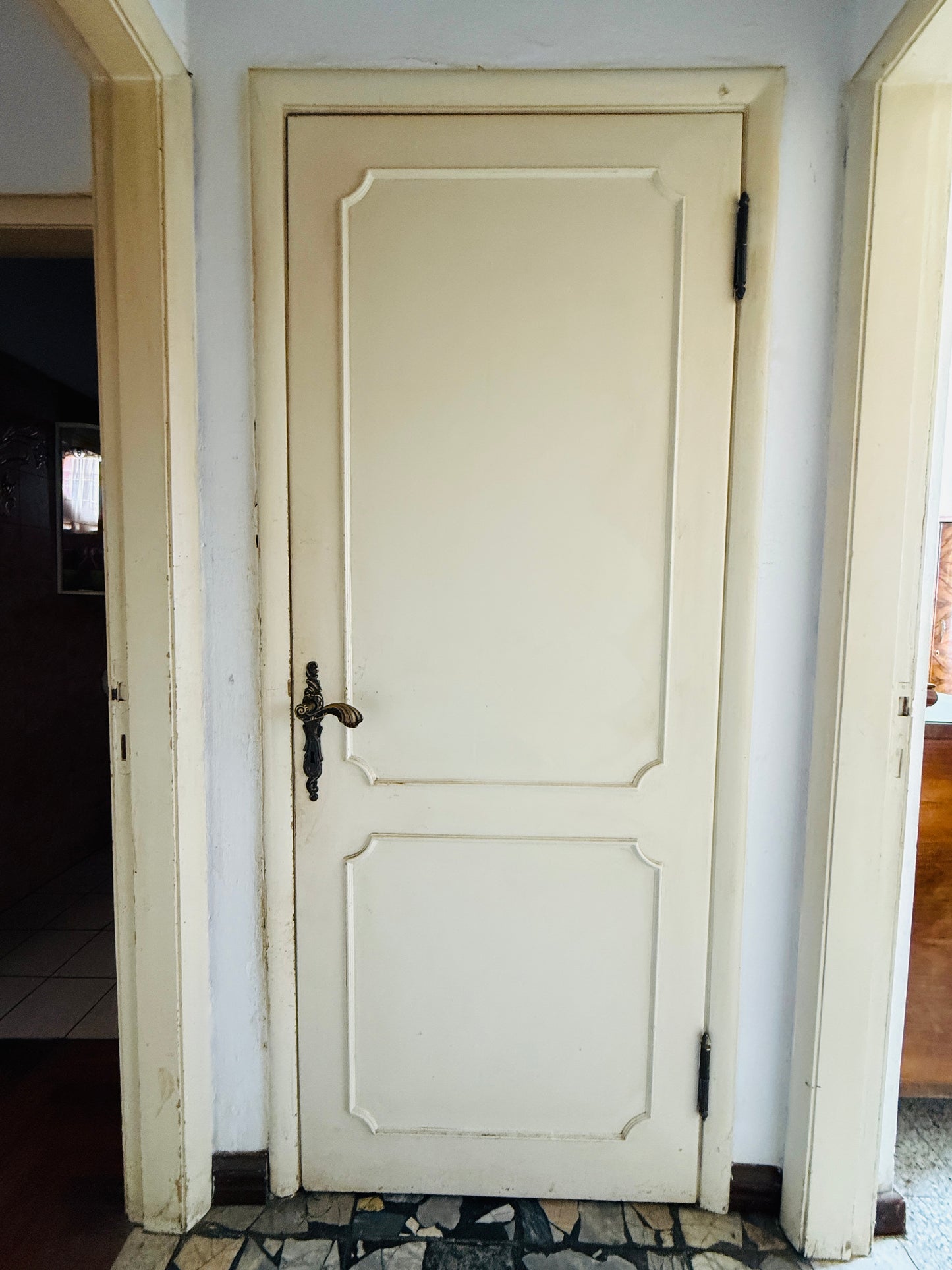 Detached House with Investment Potential in Laterina for Two Apartments