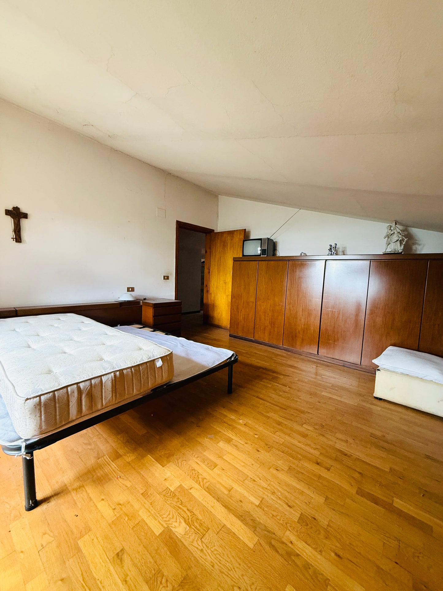 Detached House with Investment Potential in Laterina for Two Apartments