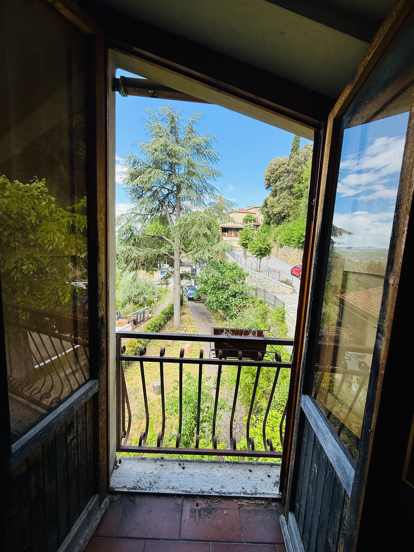 Detached House with Investment Potential in Laterina for Two Apartments