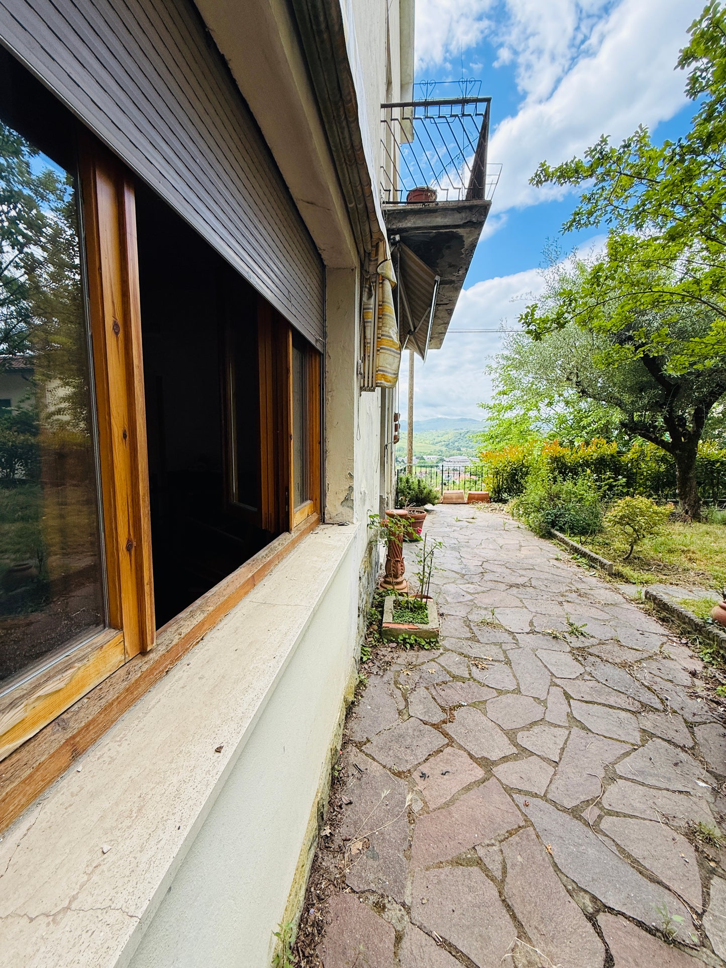 Detached House with Investment Potential in Laterina for Two Apartments