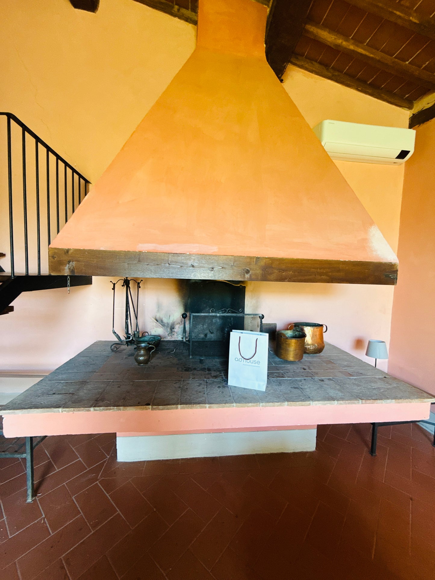 Renovated farmhouse in Pieve a Presciano with pool and view
