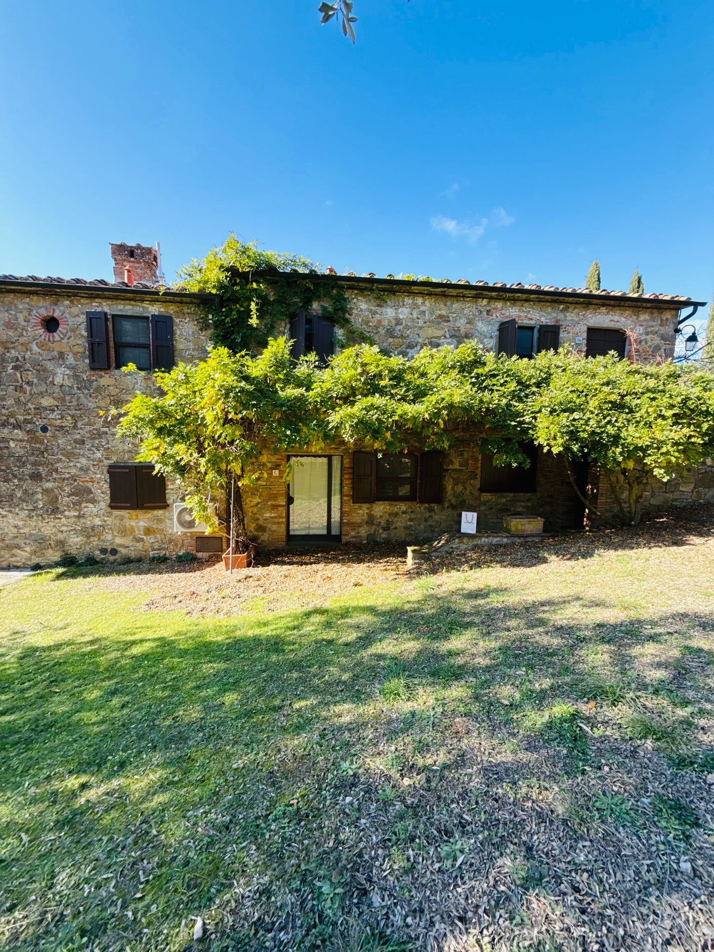 Renovated farmhouse in Pieve a Presciano with pool and view